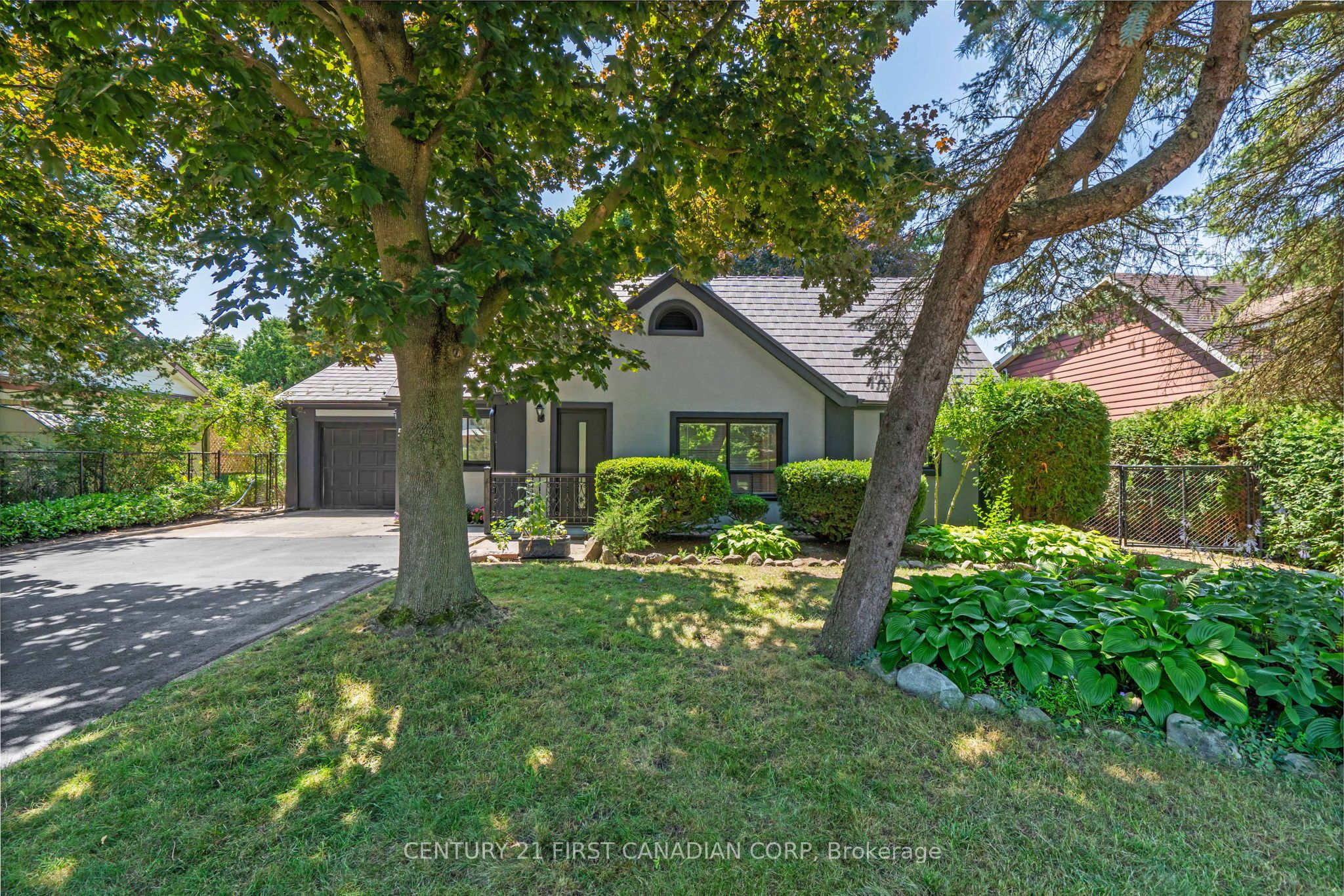 596 Kingsway Avenue N Property Photo 2