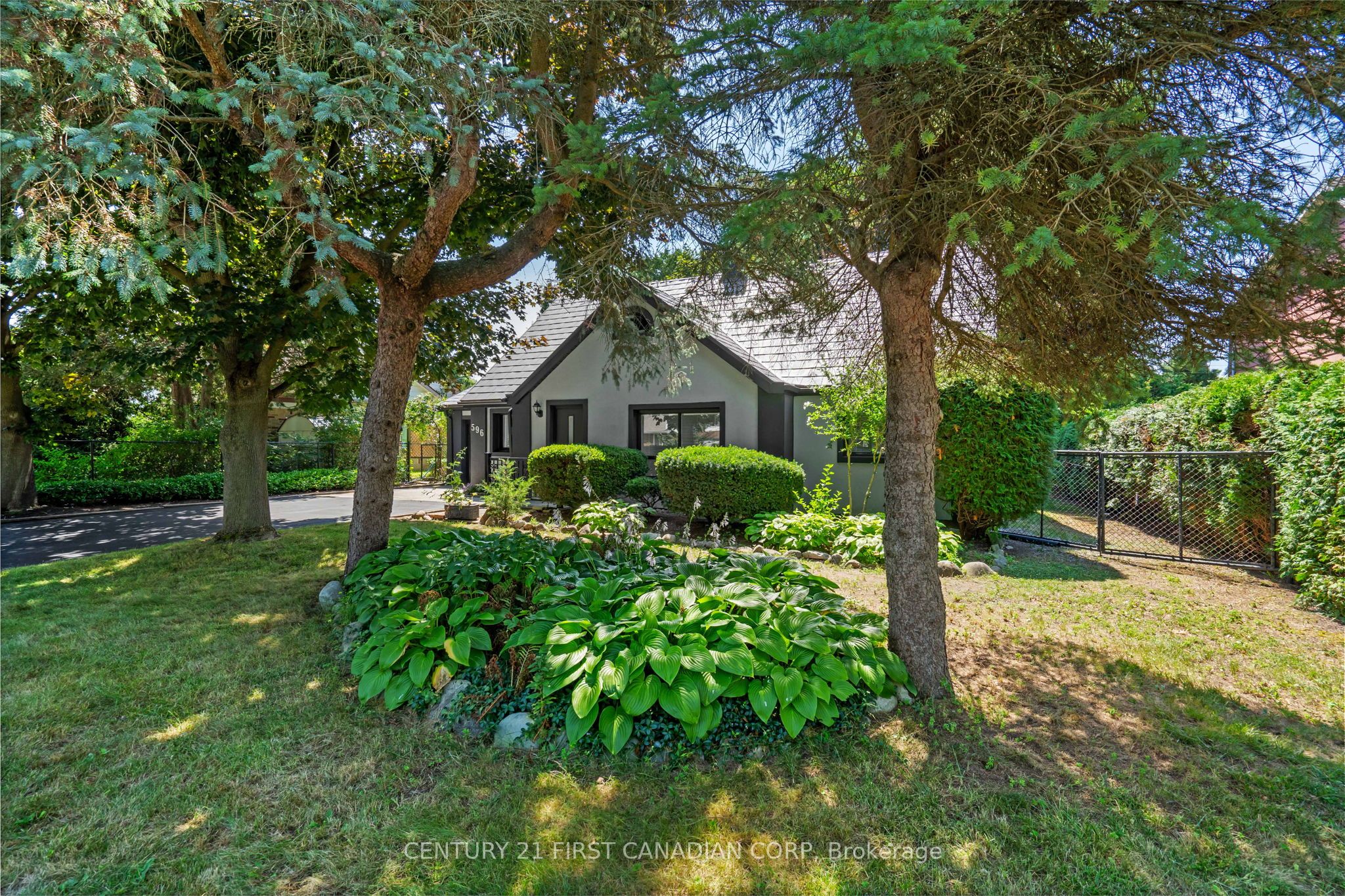 596 Kingsway Avenue N Property Photo 3