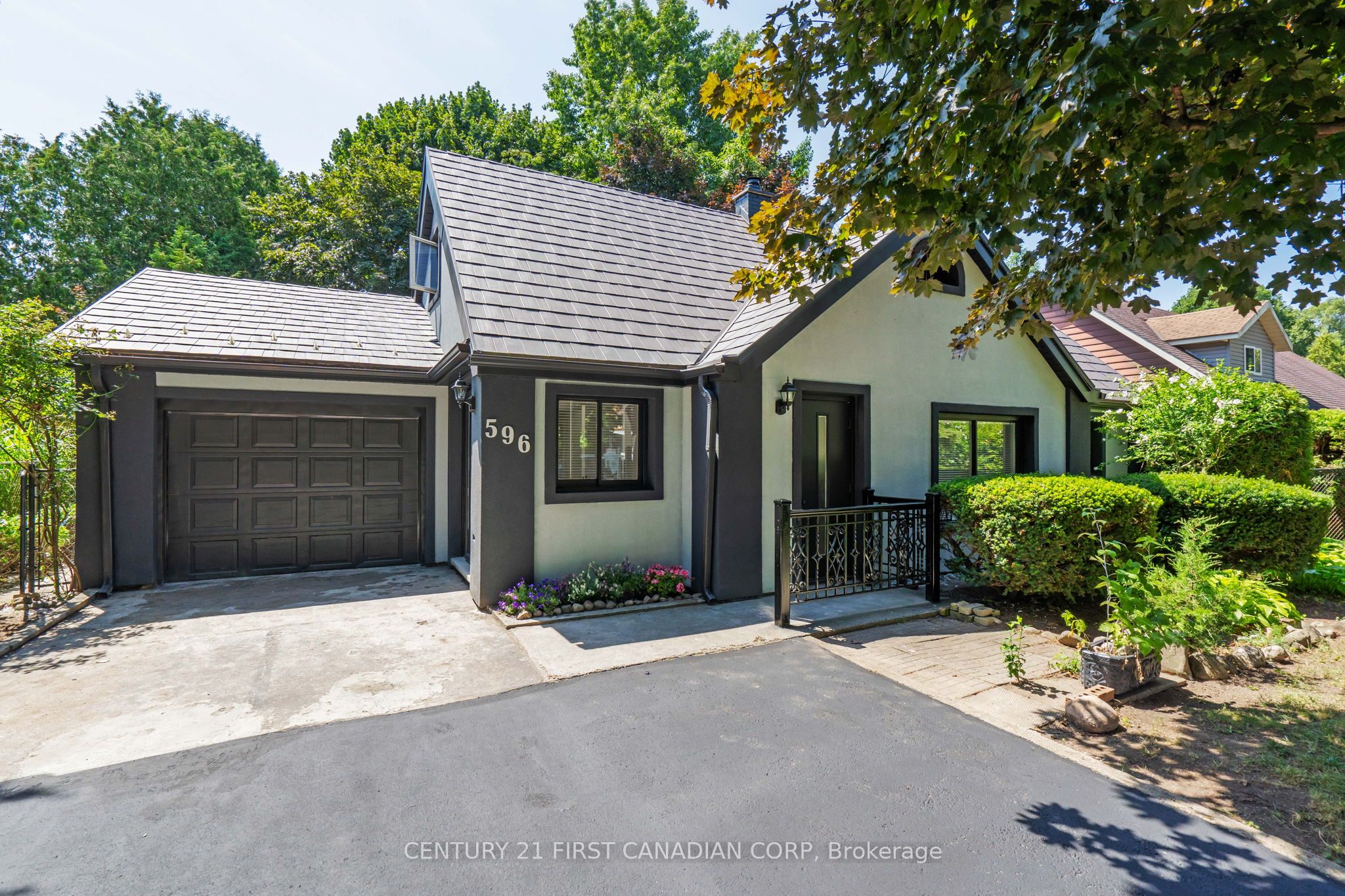 596 Kingsway Avenue N Property Photo 4