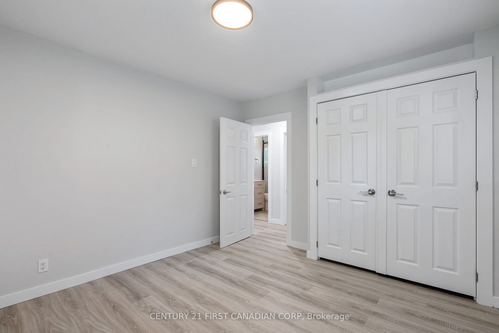 596 Kingsway Avenue N Property Photo 16