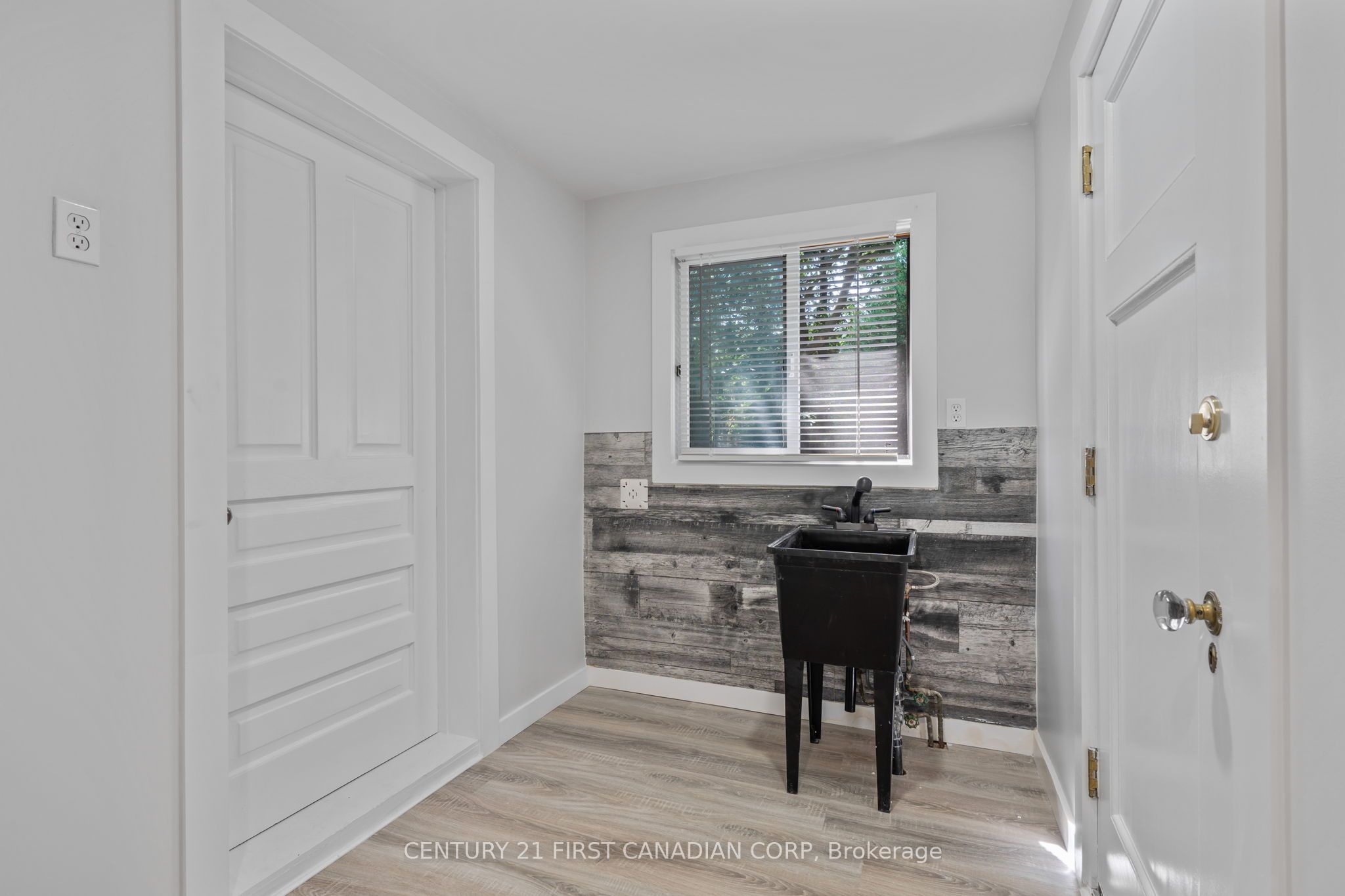 596 Kingsway Avenue N Property Photo 20