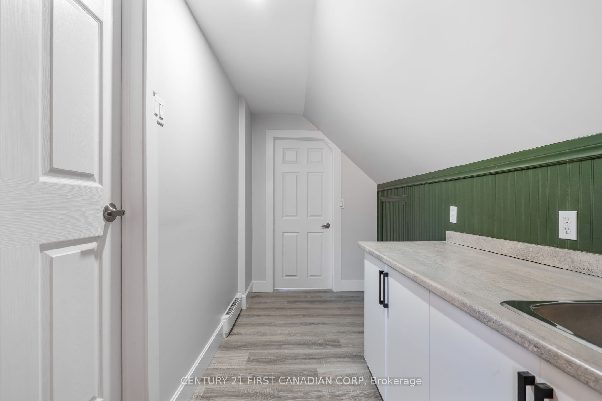 596 Kingsway Avenue N Property Photo 24