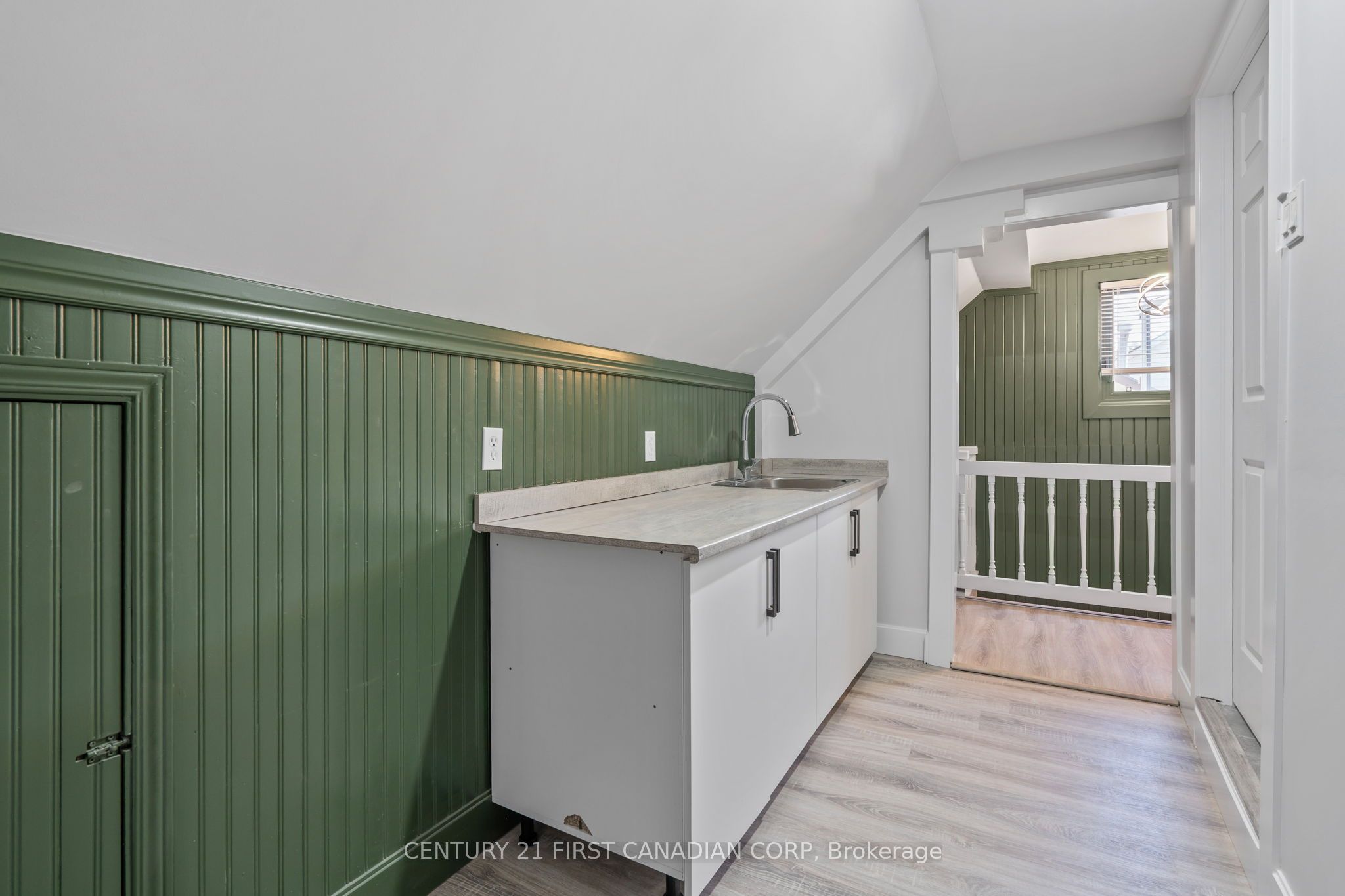 596 Kingsway Avenue N Property Photo 25