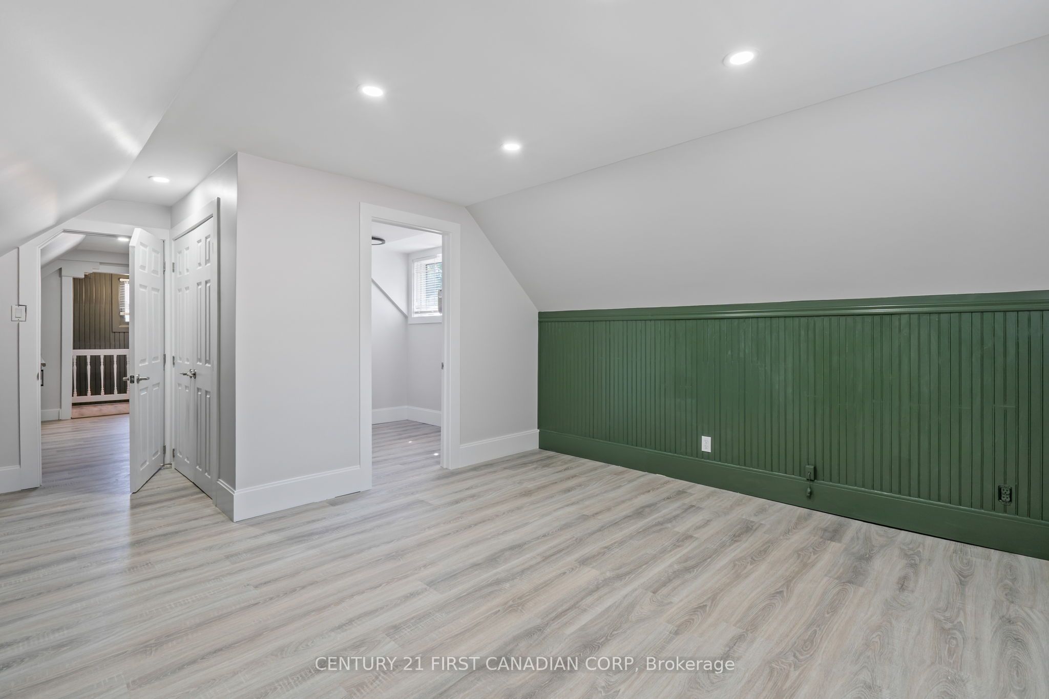 596 Kingsway Avenue N Property Photo 27