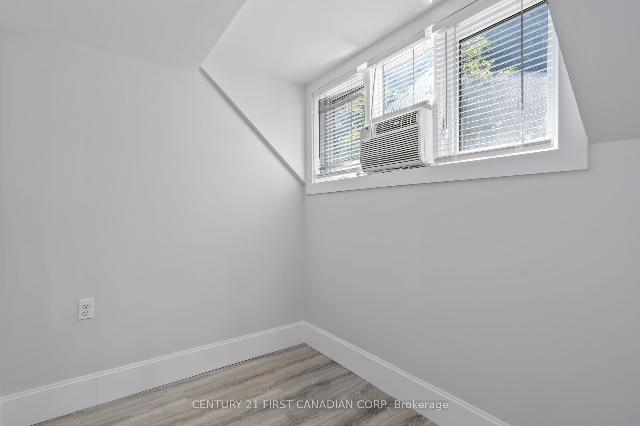 596 Kingsway Avenue N Property Photo 29