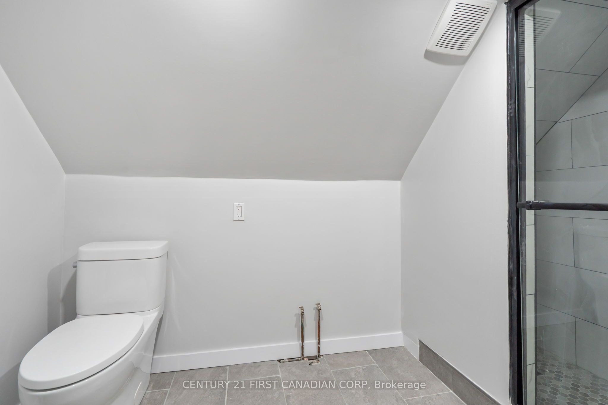 596 Kingsway Avenue N Property Photo 31
