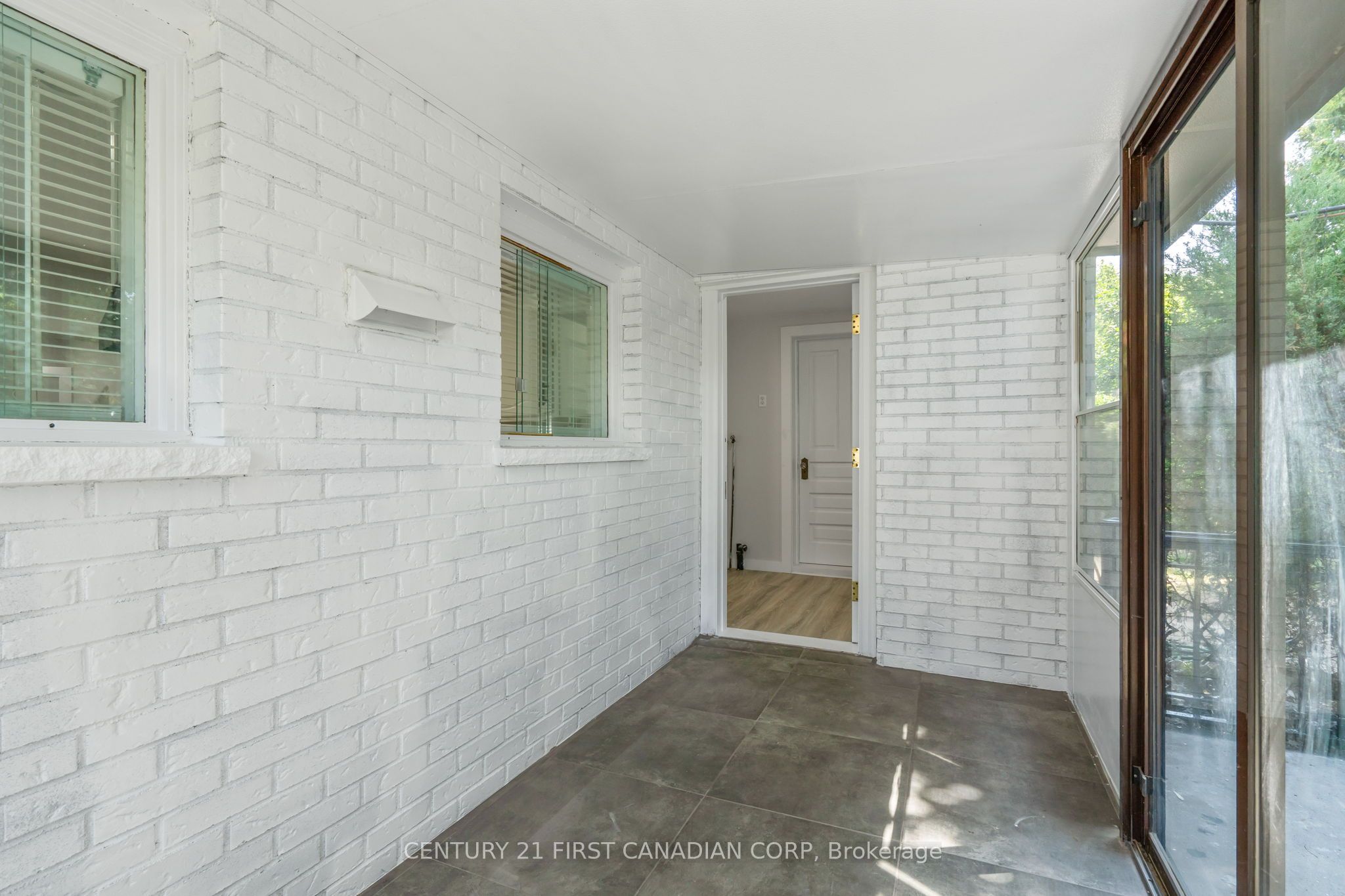 596 Kingsway Avenue N Property Photo 34