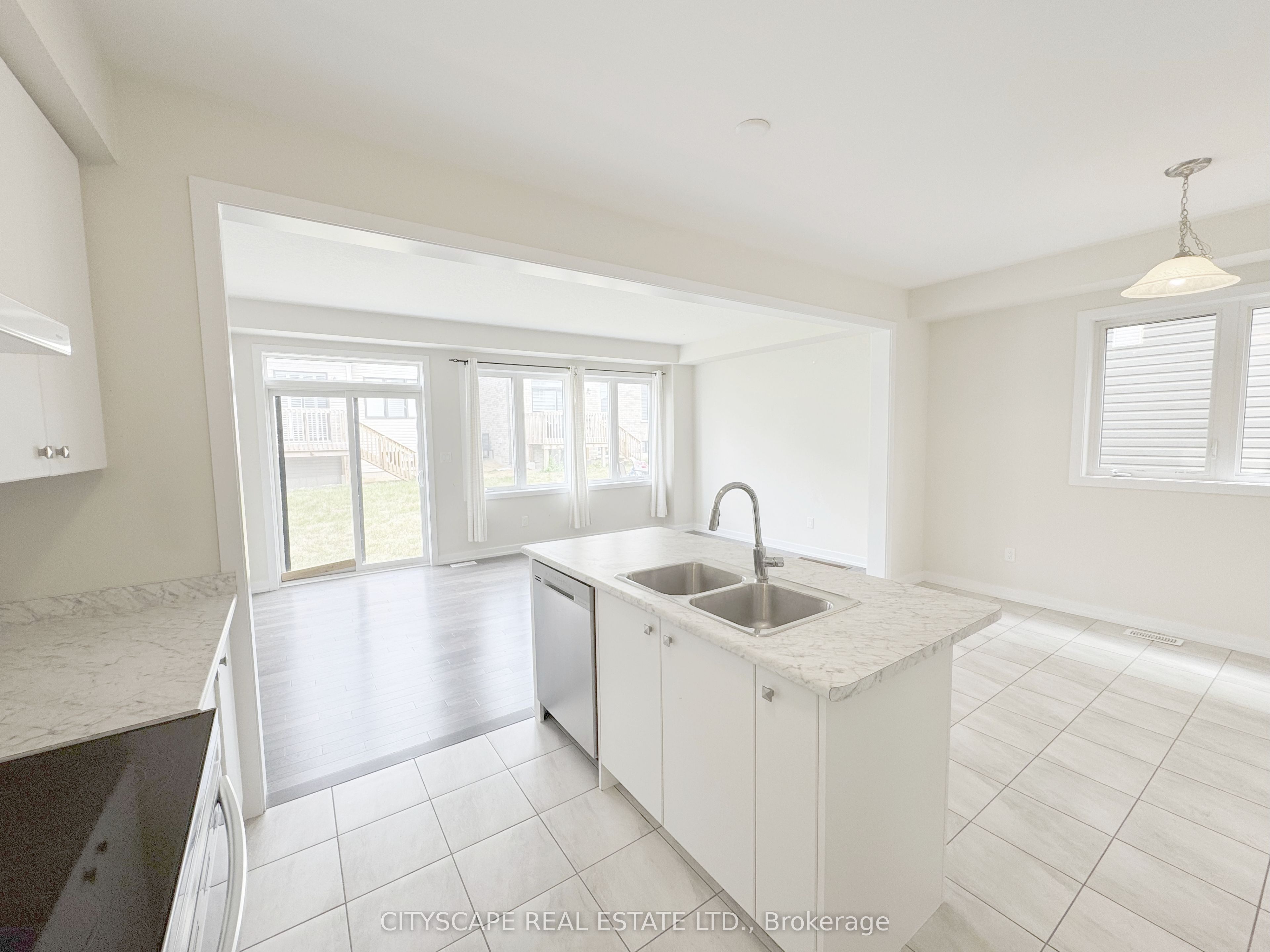 33 Basswood Crescent Property Photo 11