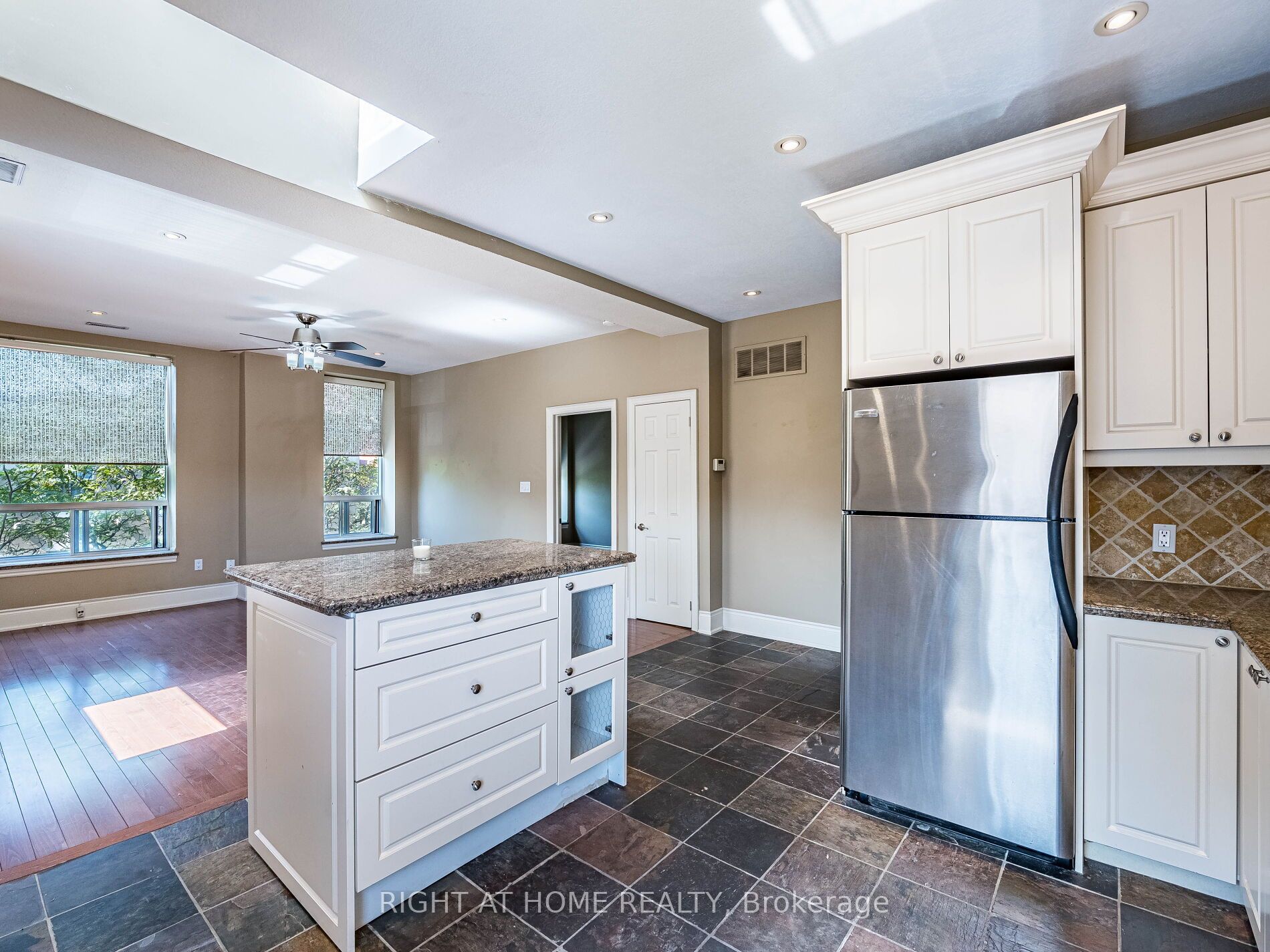 283 King Street 302 Property Photo 16
