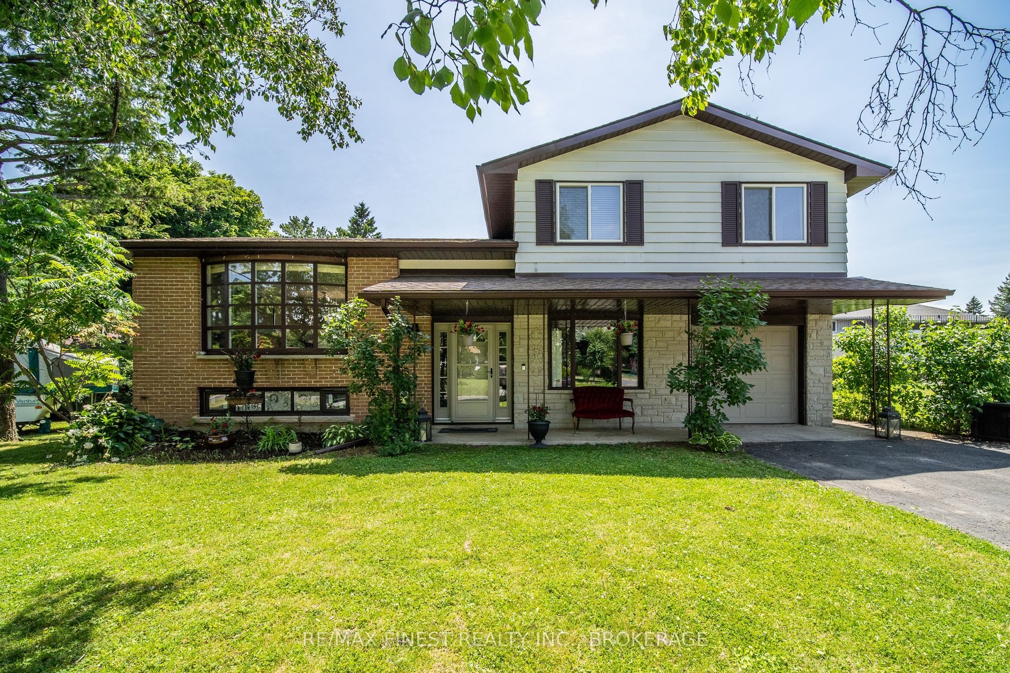 671 Sussex Boulevard Property Photo 1
