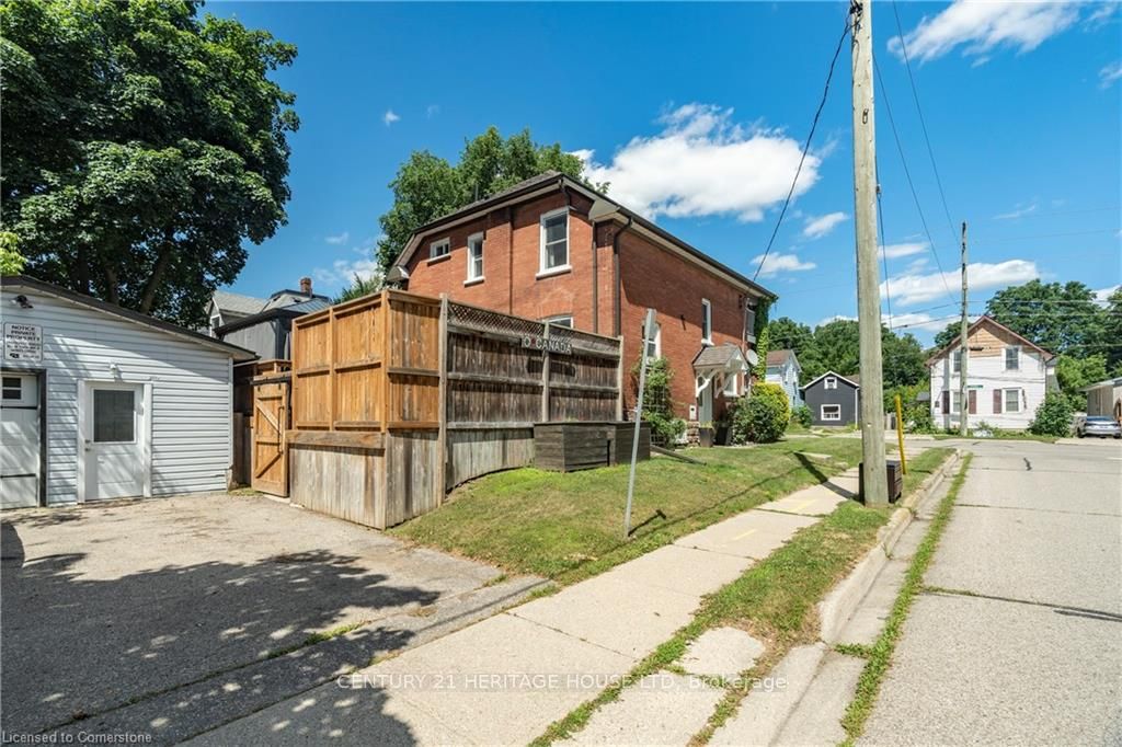 562 Laurel Street Property Photo 4