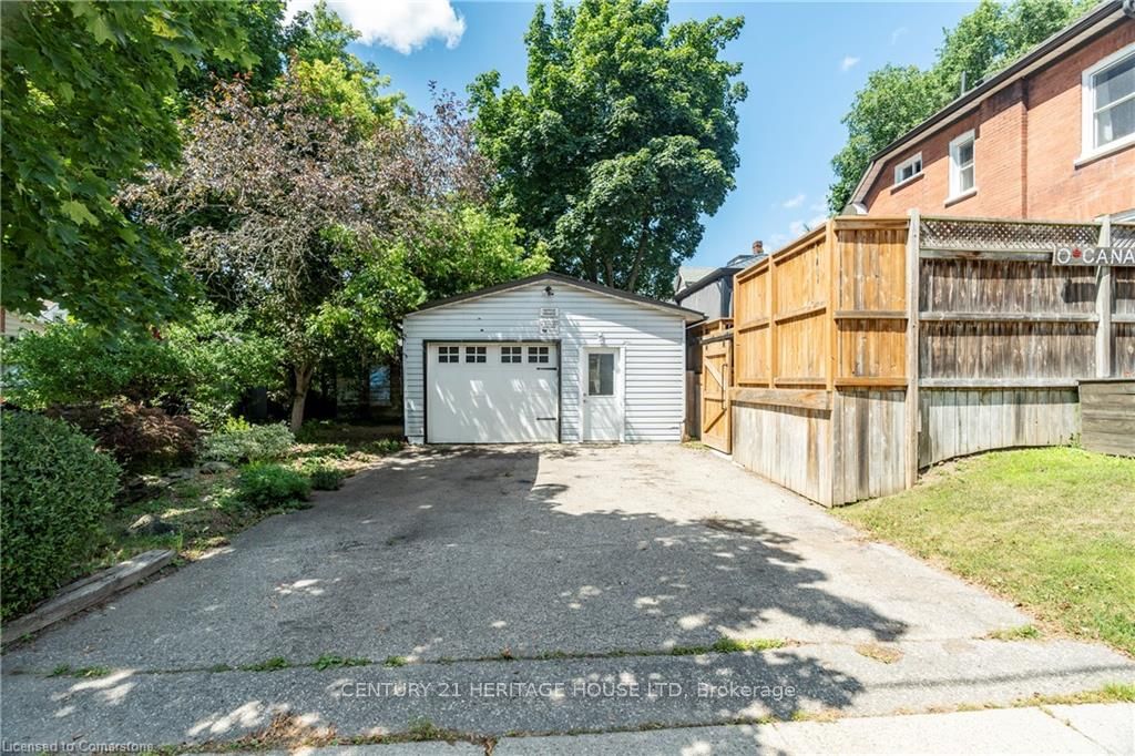 562 Laurel Street Property Photo 6