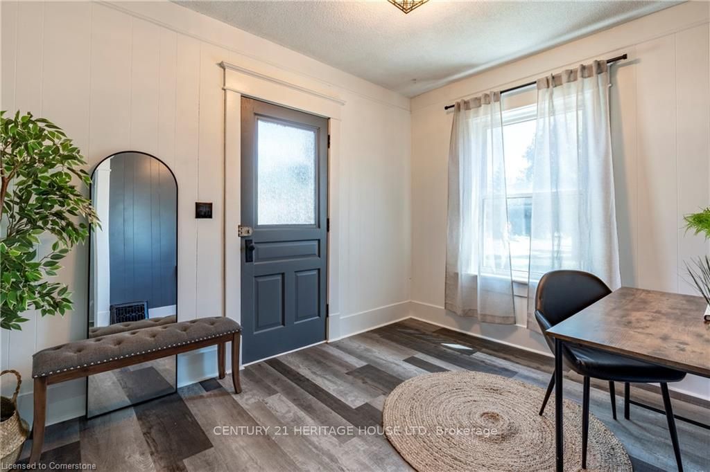 562 Laurel Street Property Photo 8