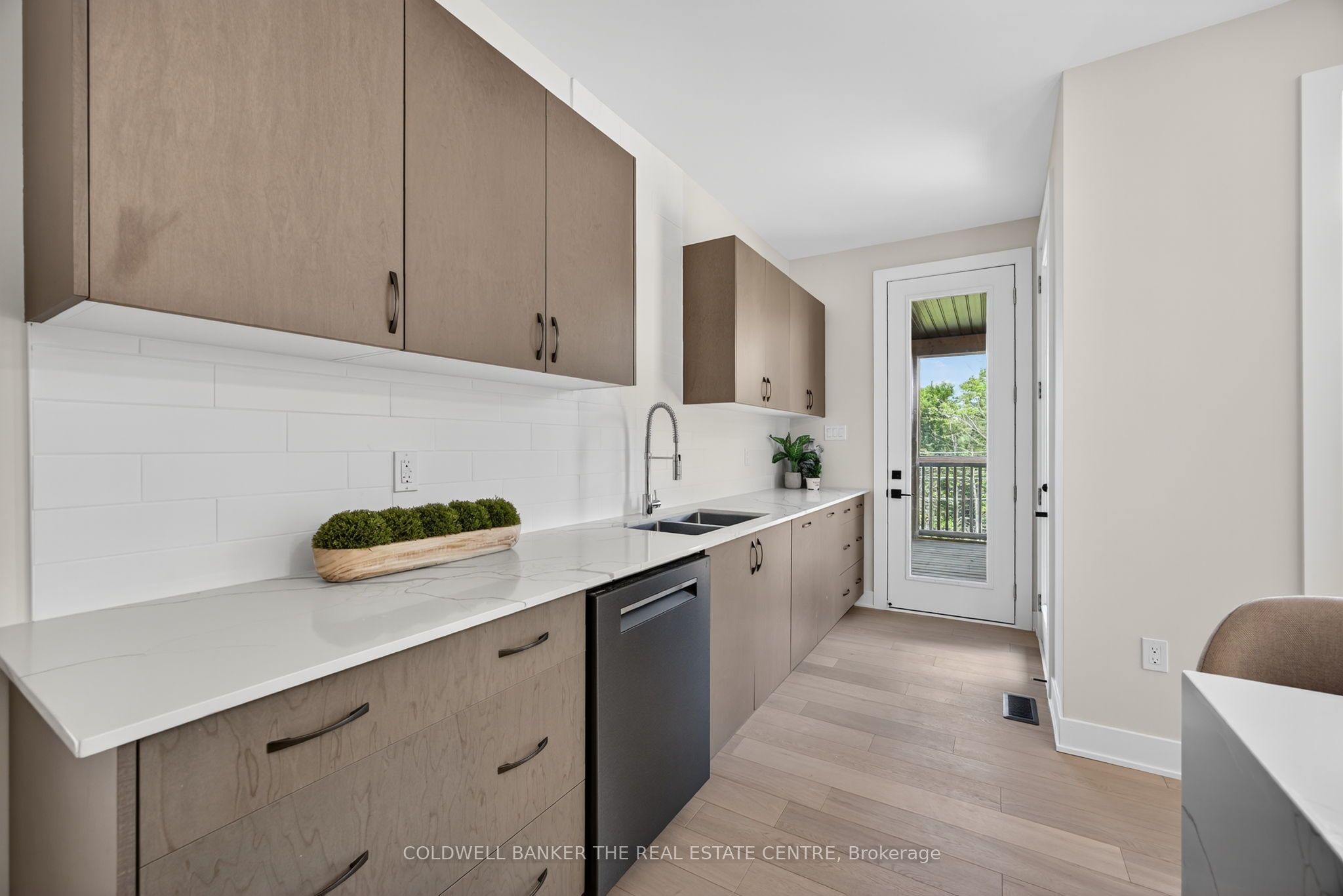 1008 Kingsridge Court Property Photo 16