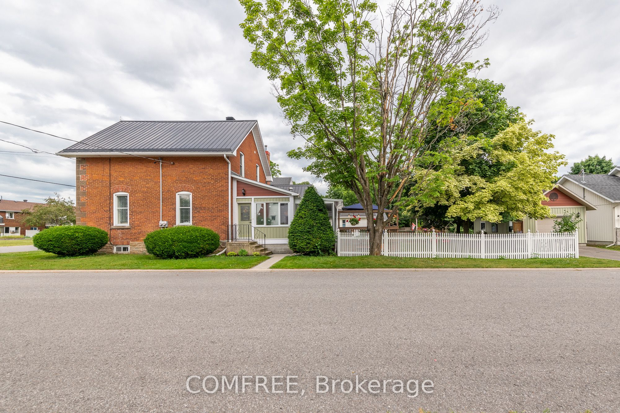 256a And 256b Flora Street Property Photo 4
