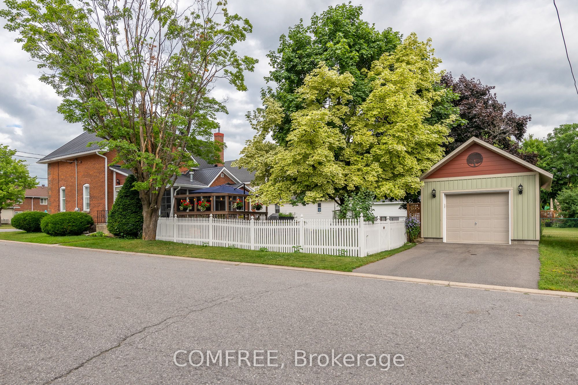 256a And 256b Flora Street Property Photo 5