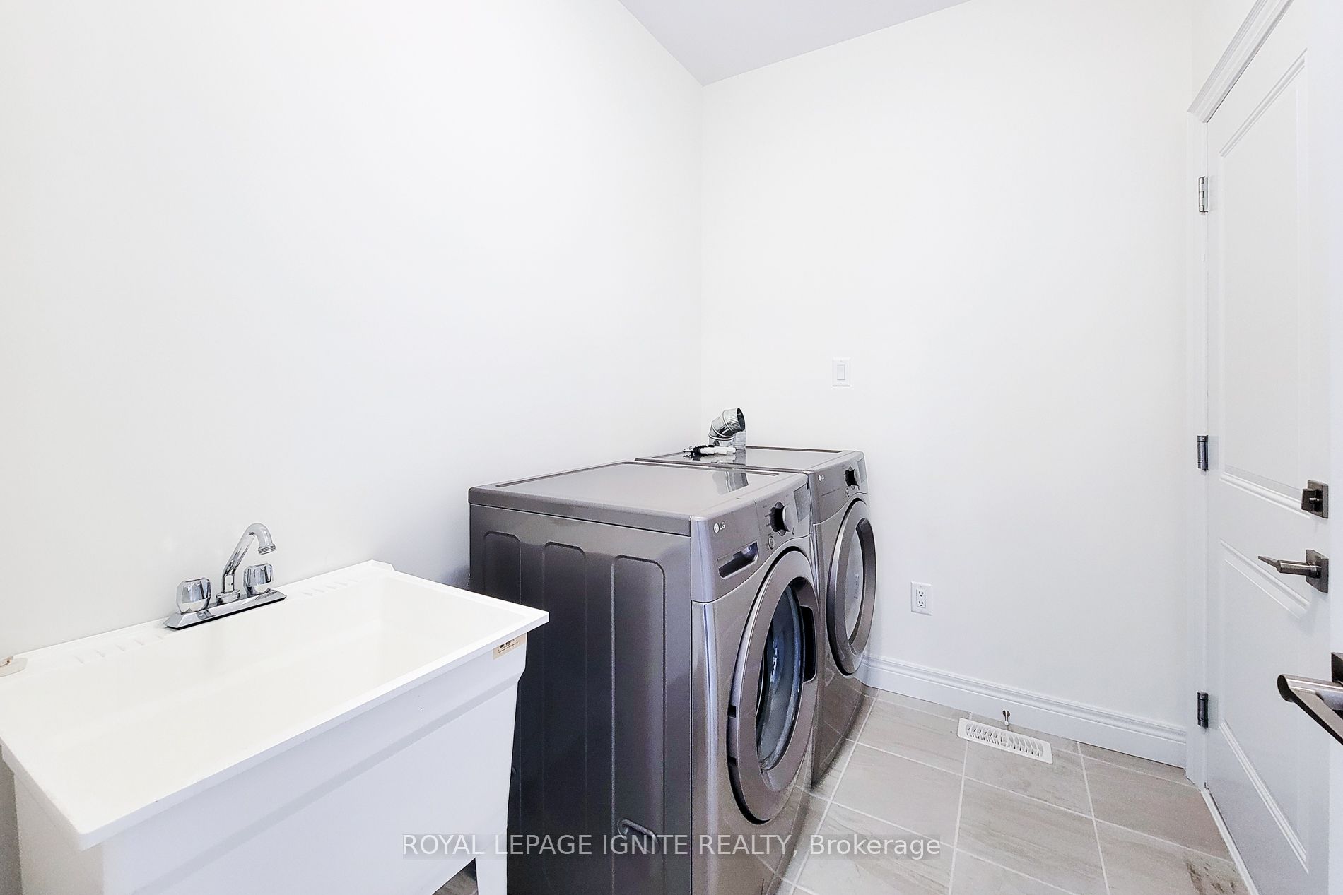 54 Beach Walk Crescent Property Photo 28