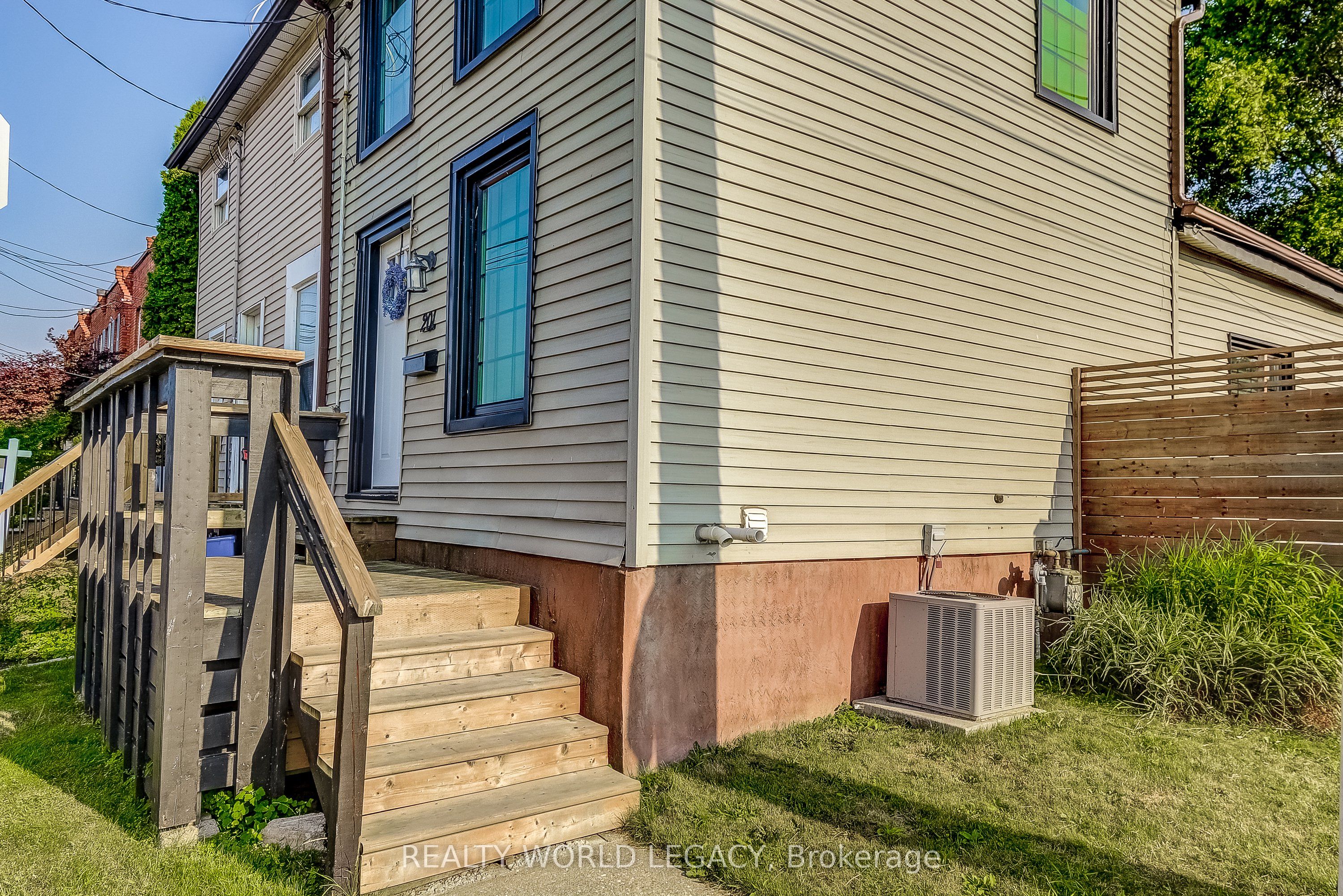 201 Barton Street W Property Photo 1