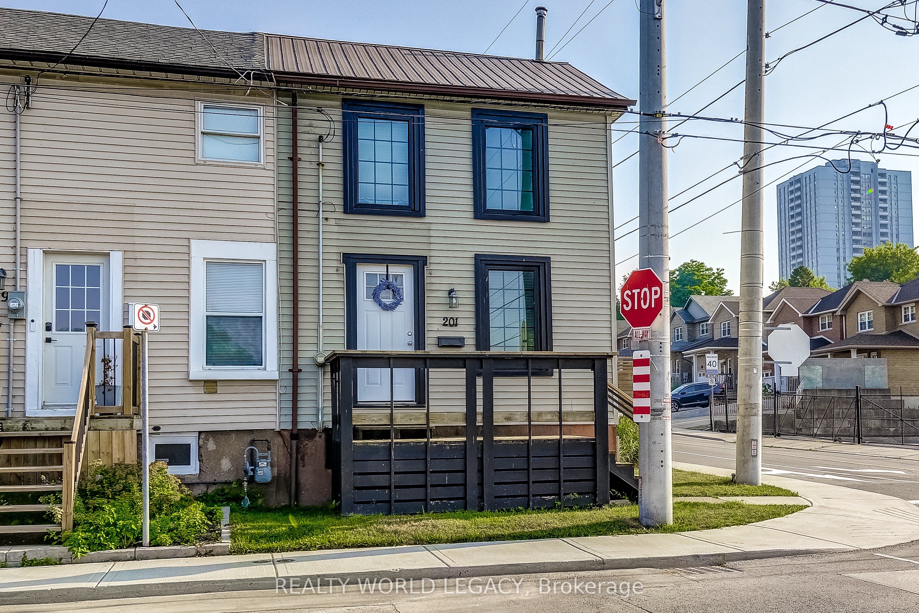 201 Barton Street W Property Photo 4