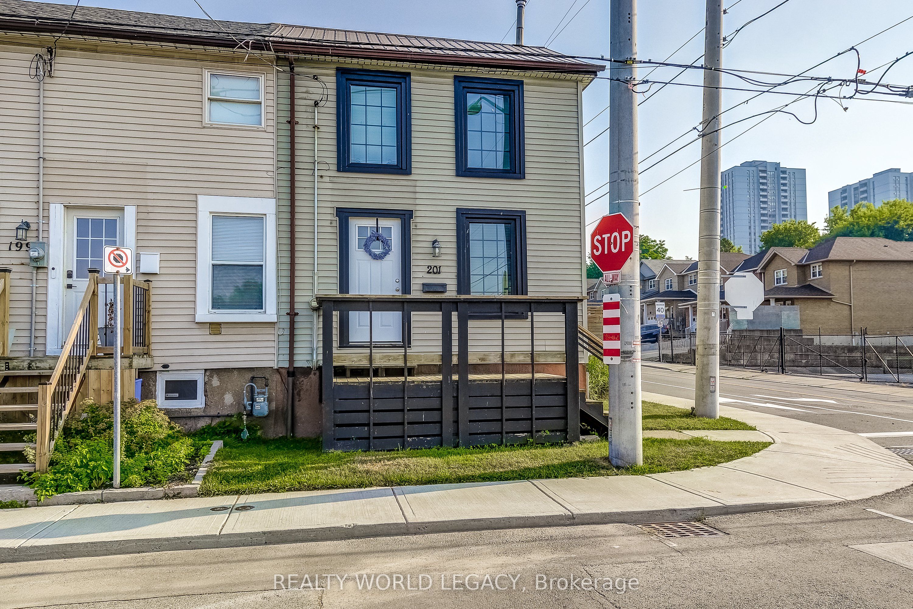 201 Barton Street W Property Photo 5