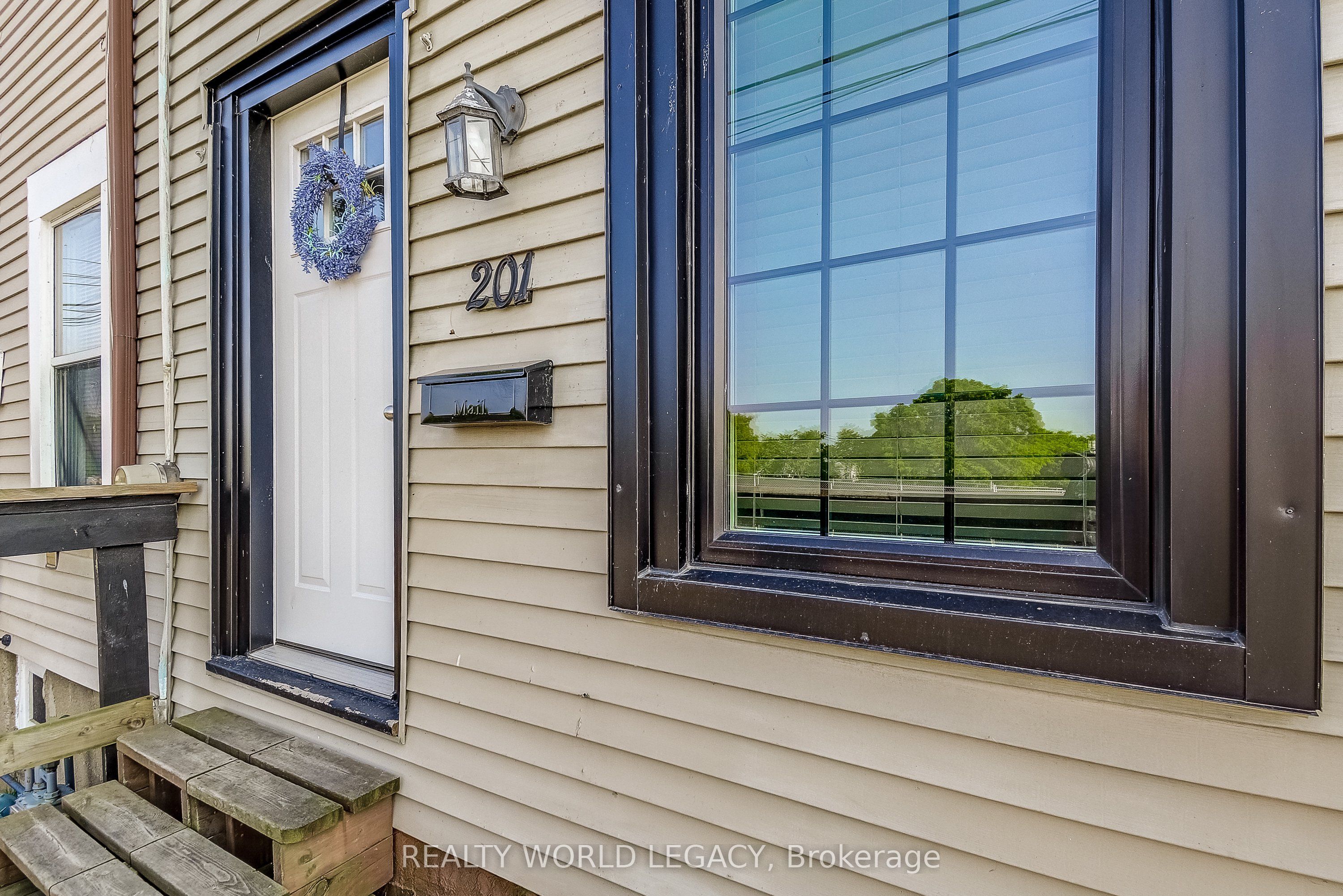 201 Barton Street W Property Photo 7