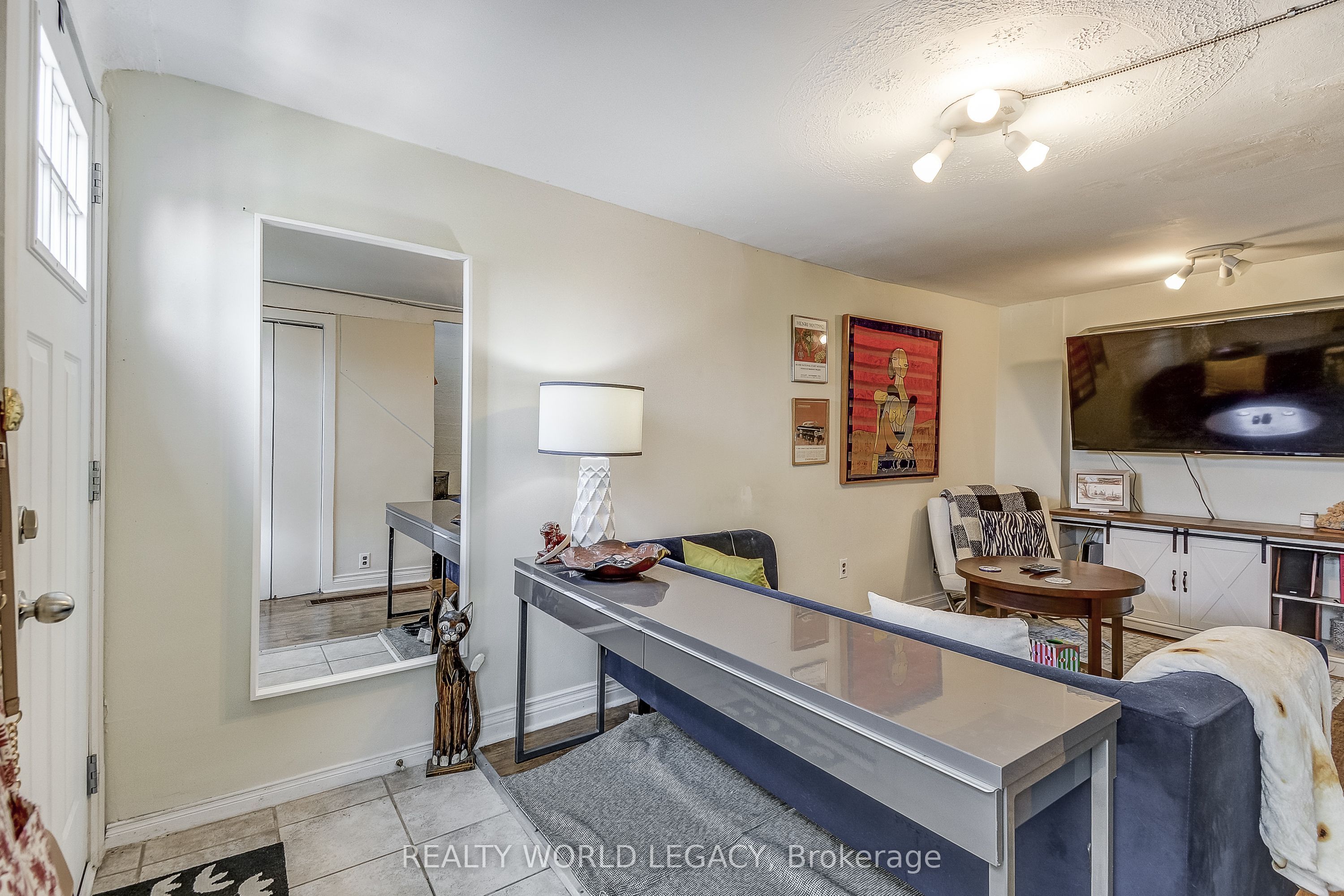 201 Barton Street W Property Photo 10