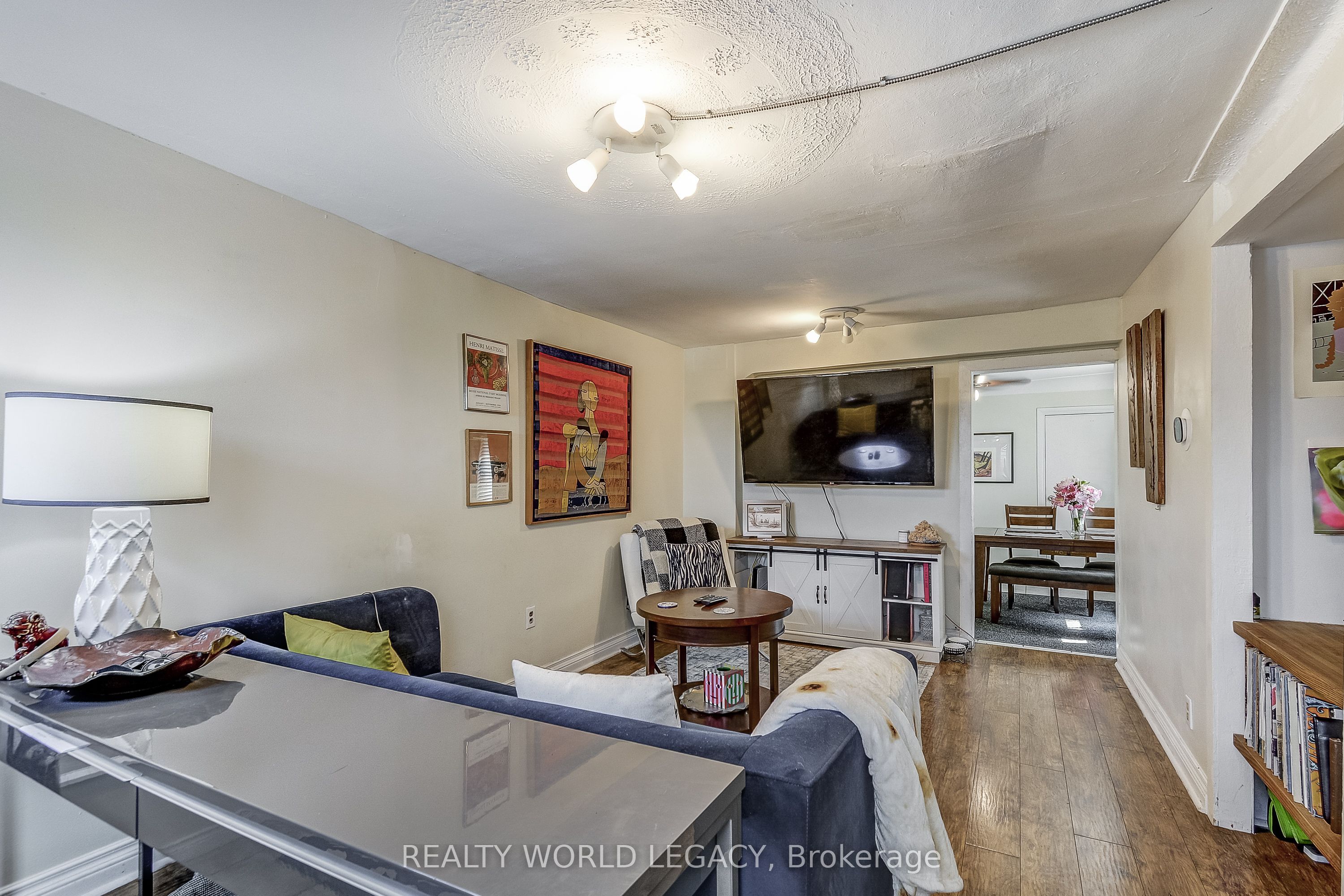 201 Barton Street W Property Photo 11