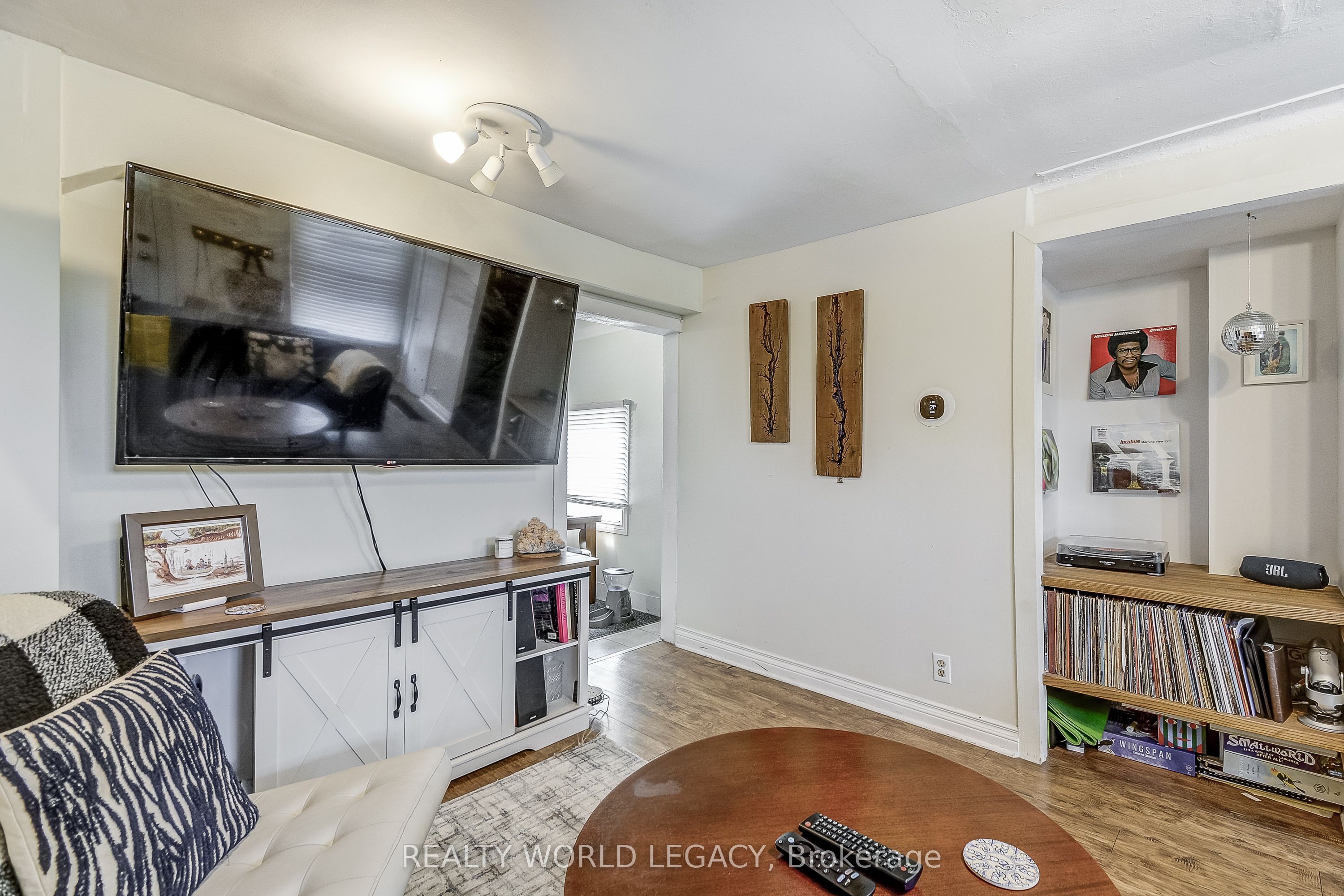 201 Barton Street W Property Photo 15