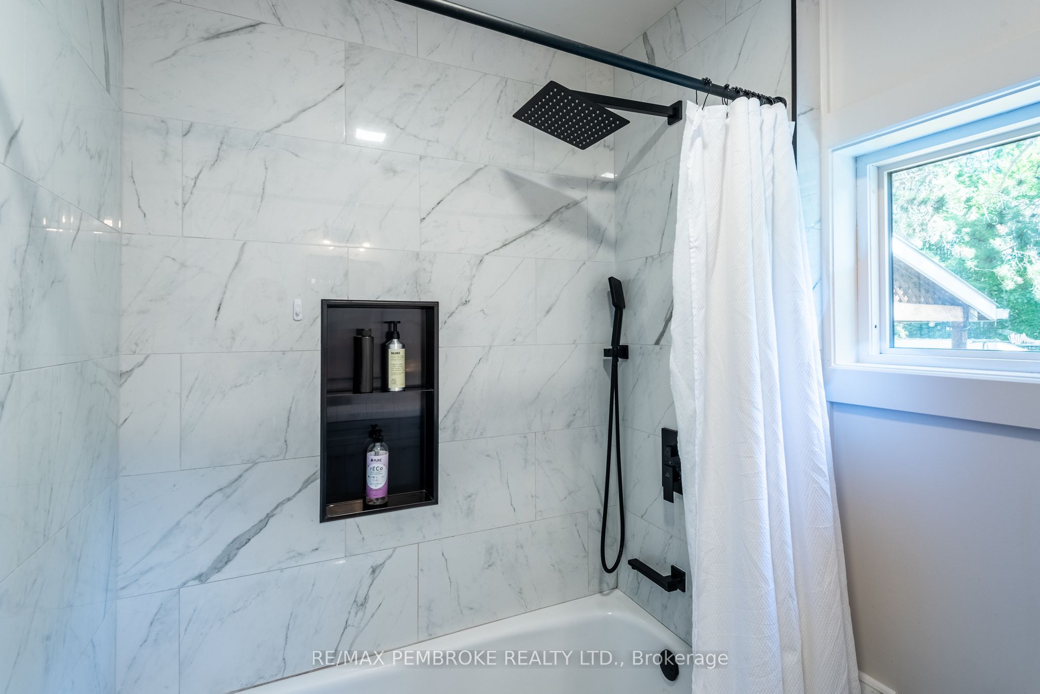 30 Ottawa Street Property Photo 22