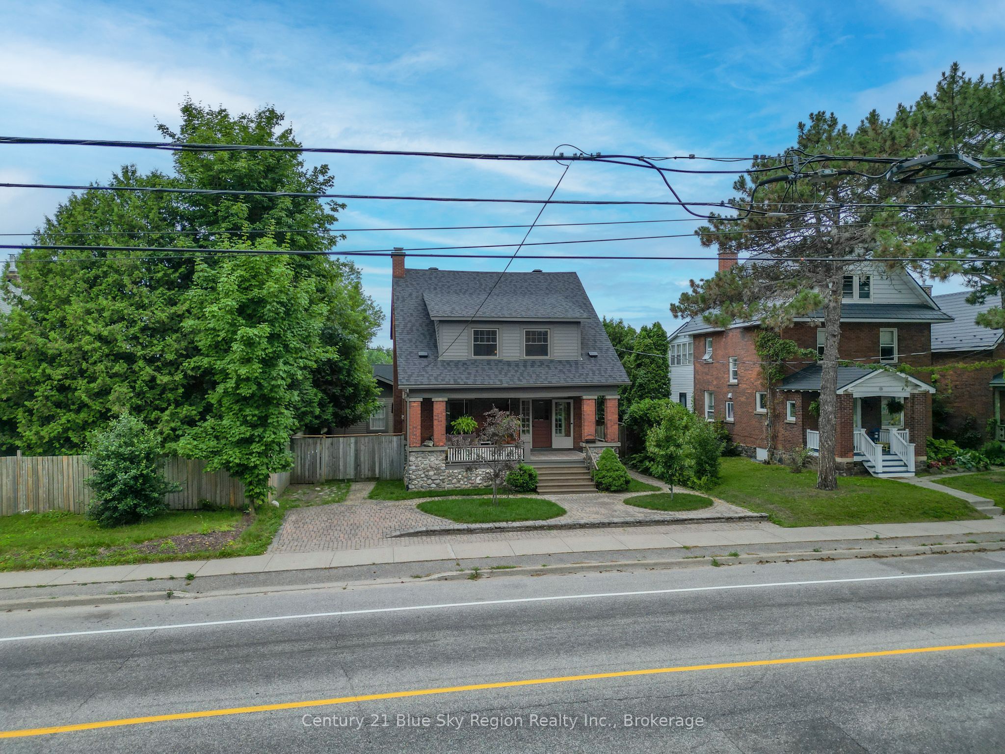 871 Main Street W Property Photo 4