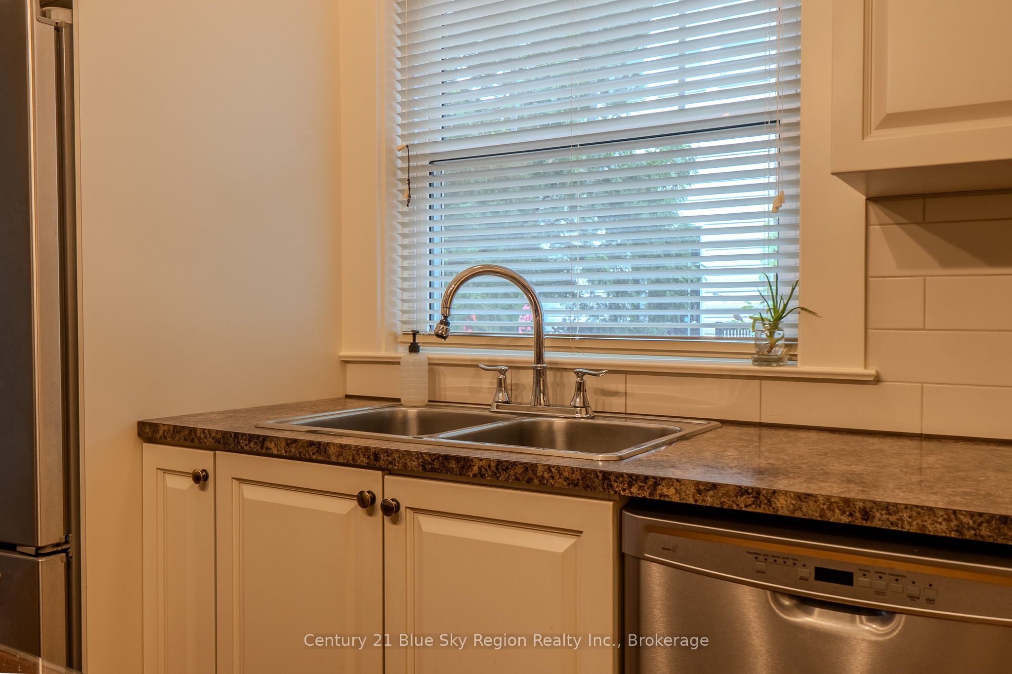 871 Main Street W Property Photo 11