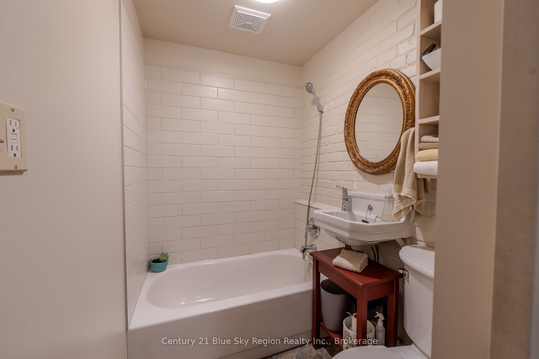 871 Main Street W Property Photo 18