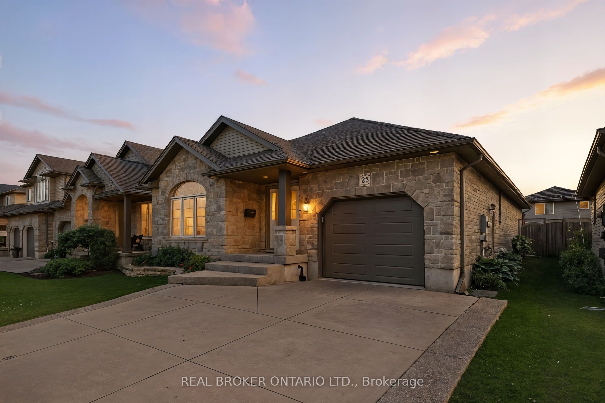 23 Oakcliffe Street Property Photo 1