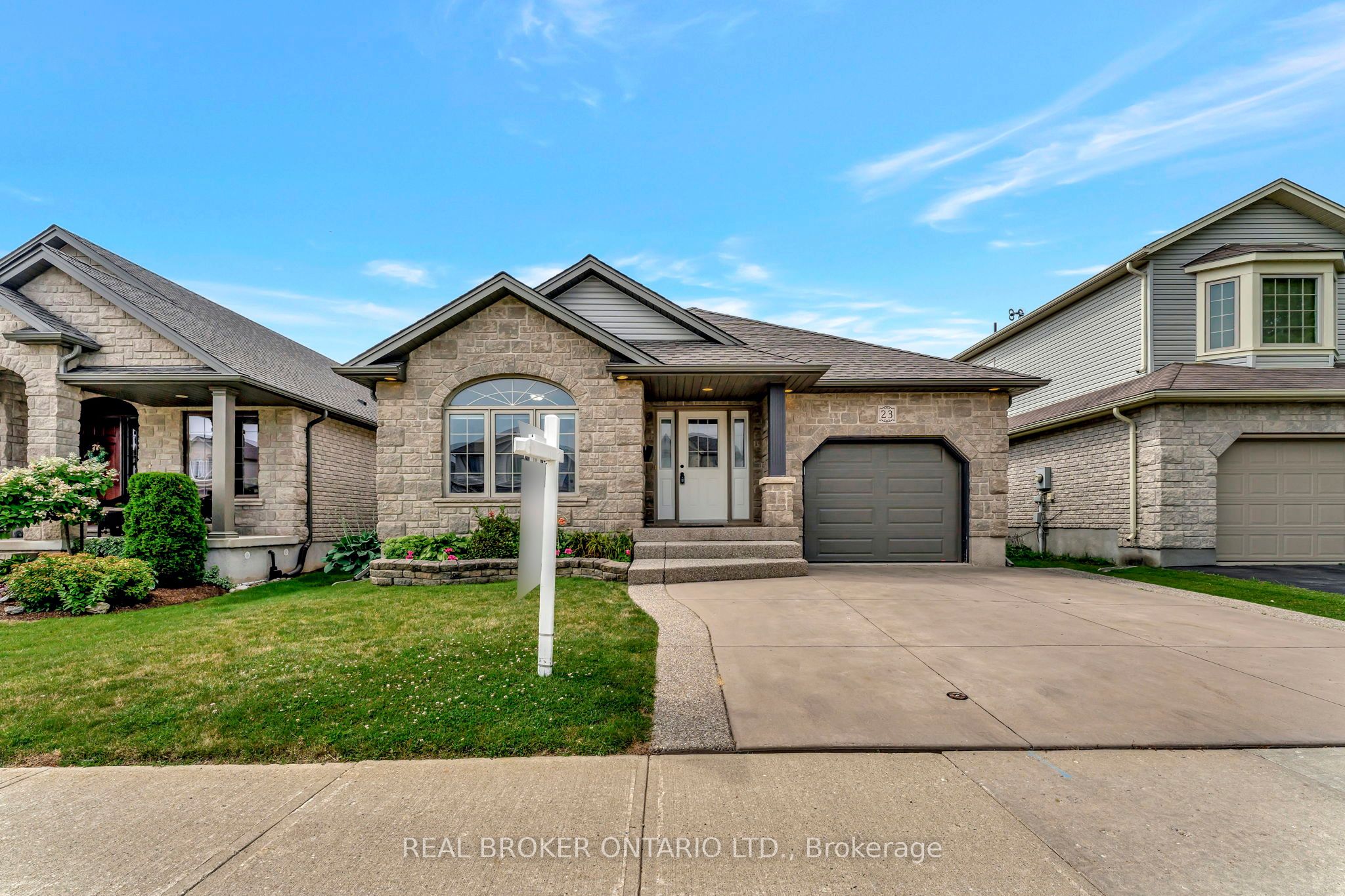 23 Oakcliffe Street Property Photo 3