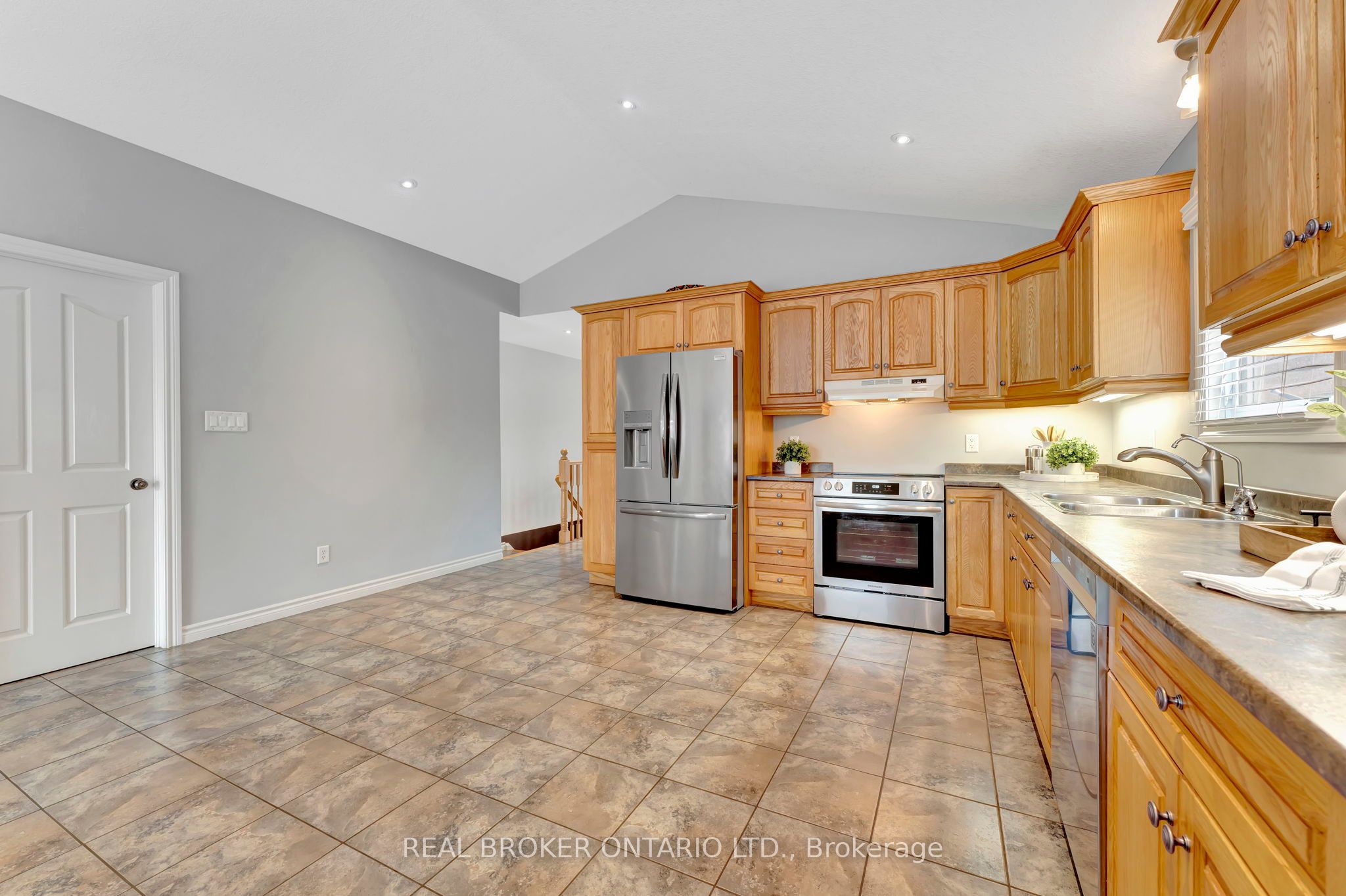 23 Oakcliffe Street Property Photo 10