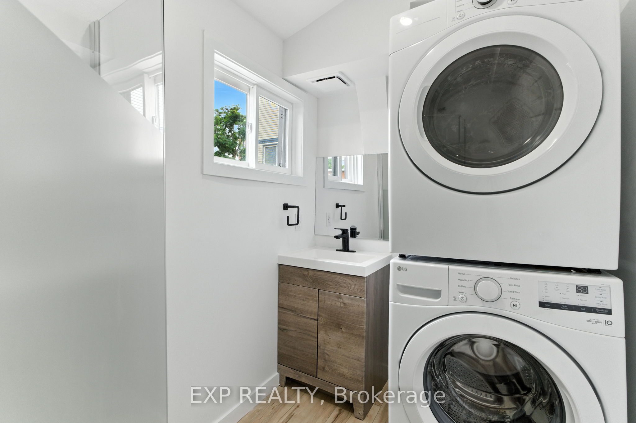 564 Brunel Street 3 Property Photo 4
