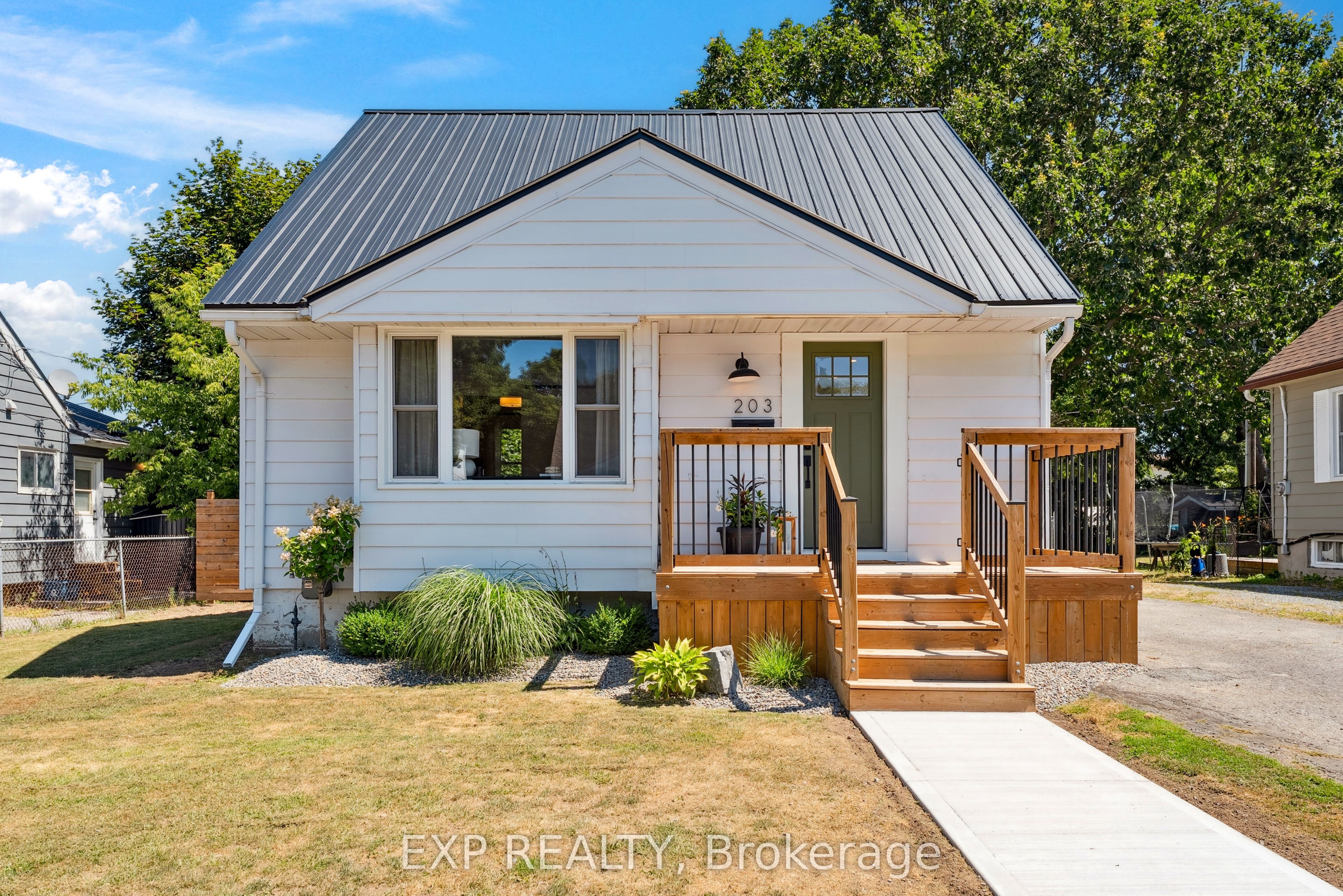 203 Simcoe Street Property Photo 1