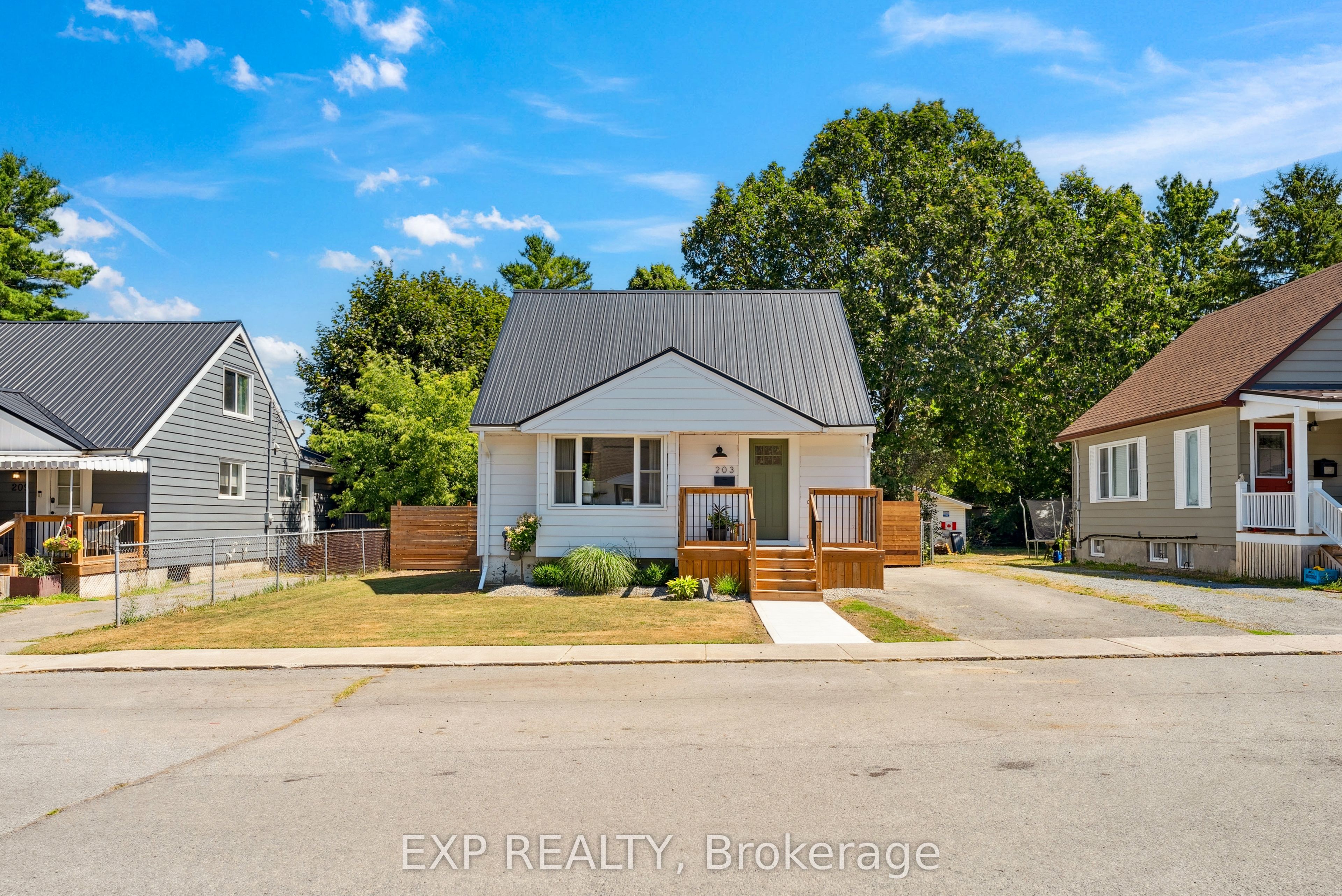 203 Simcoe Street Property Photo 2