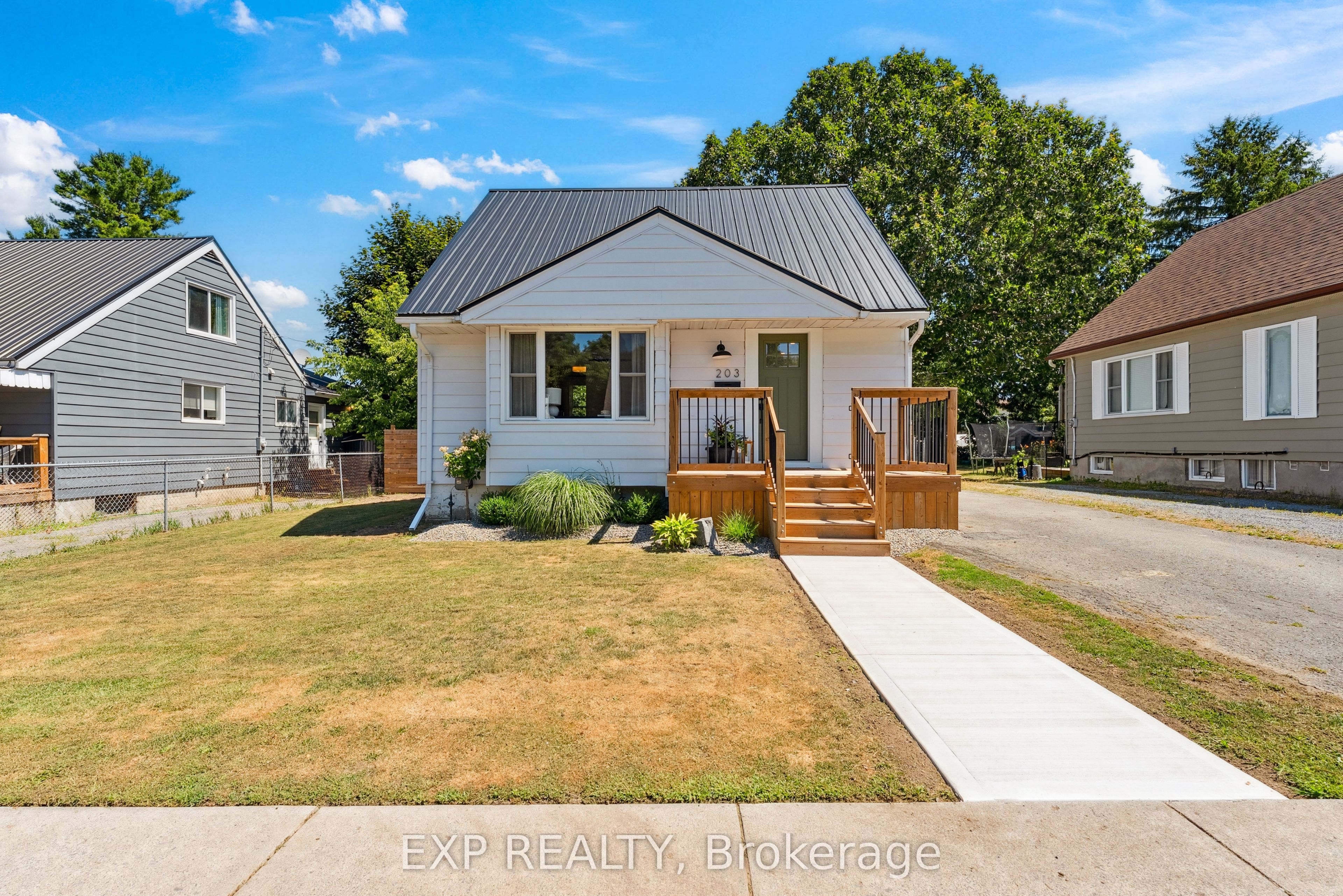 203 Simcoe Street Property Photo 3