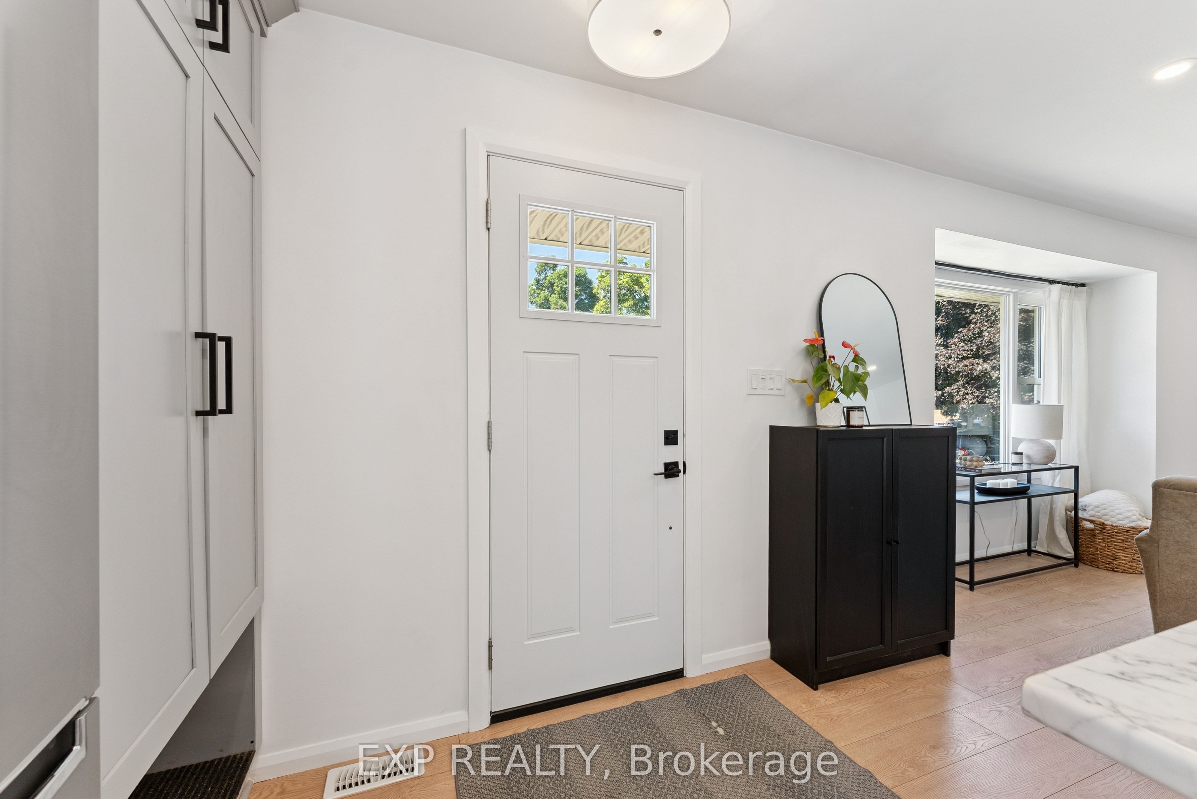 203 Simcoe Street Property Photo 5