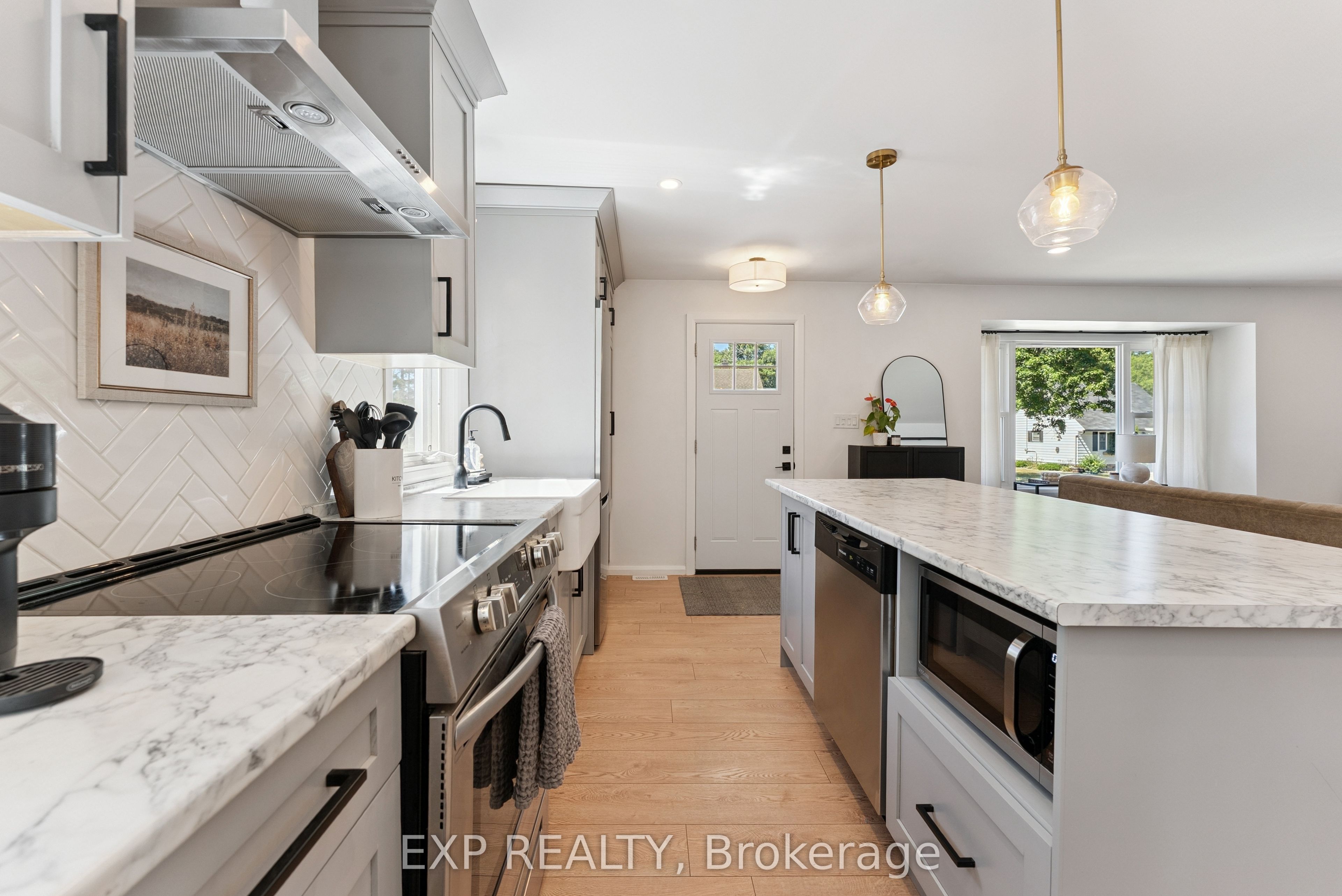 203 Simcoe Street Property Photo 6