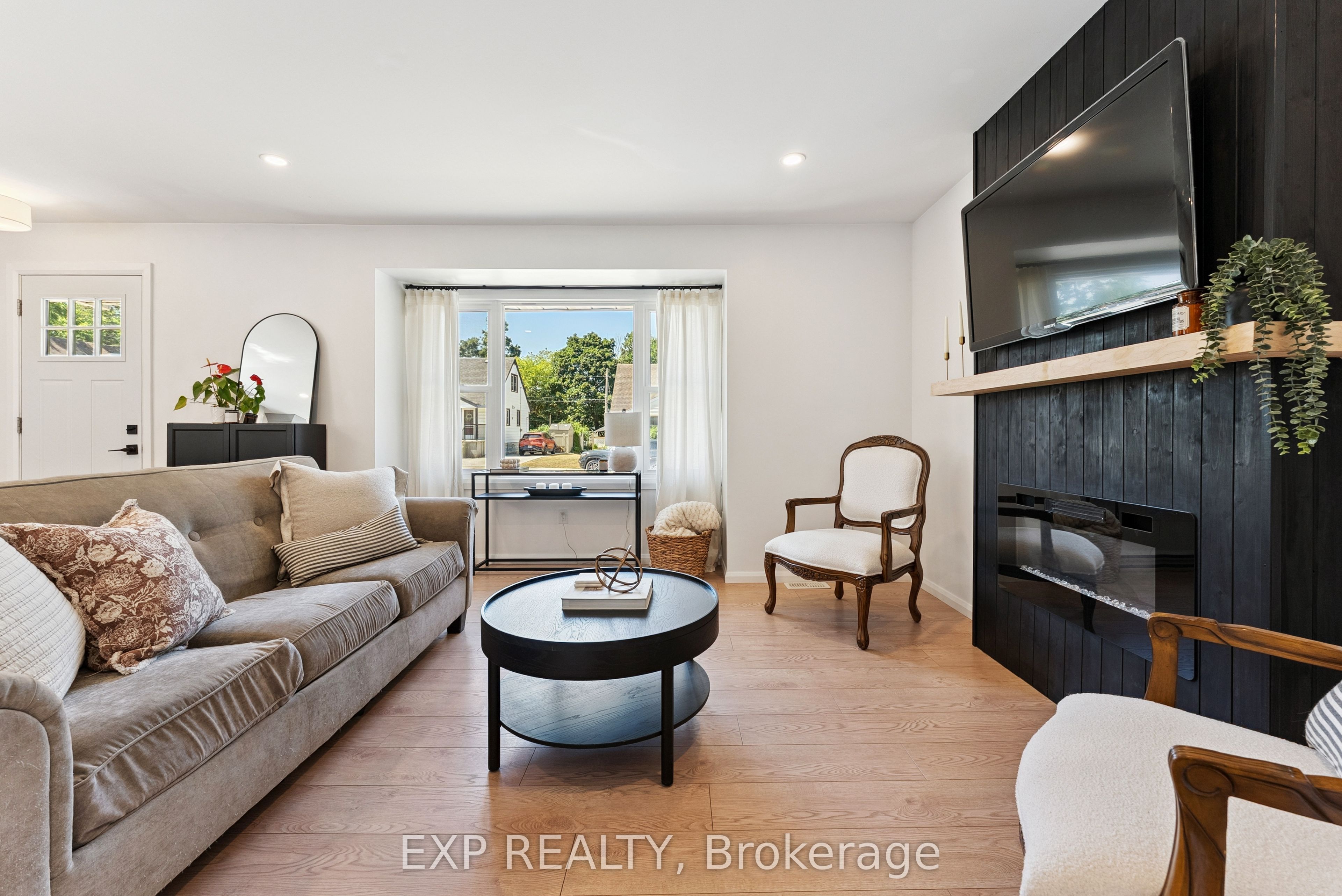 203 Simcoe Street Property Photo 14