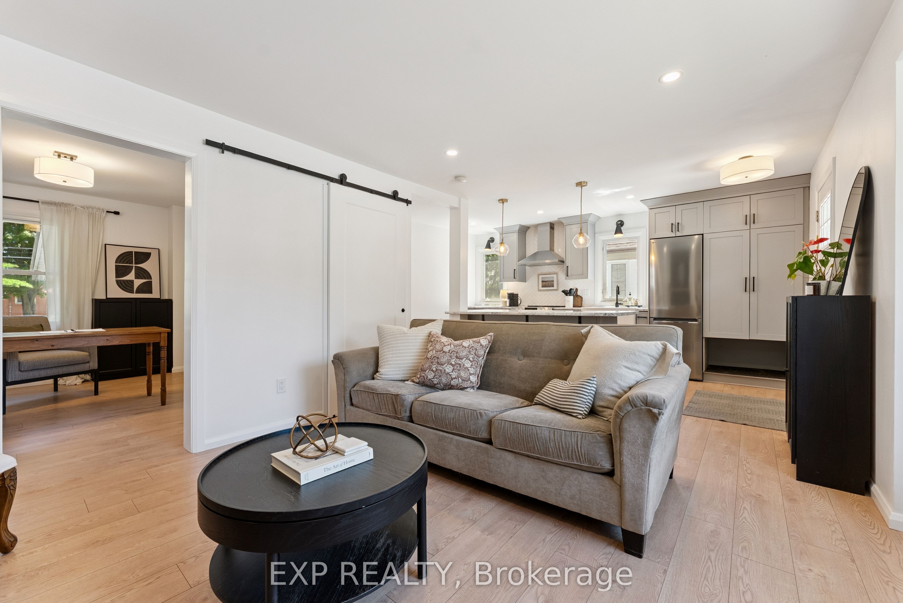 203 Simcoe Street Property Photo 16