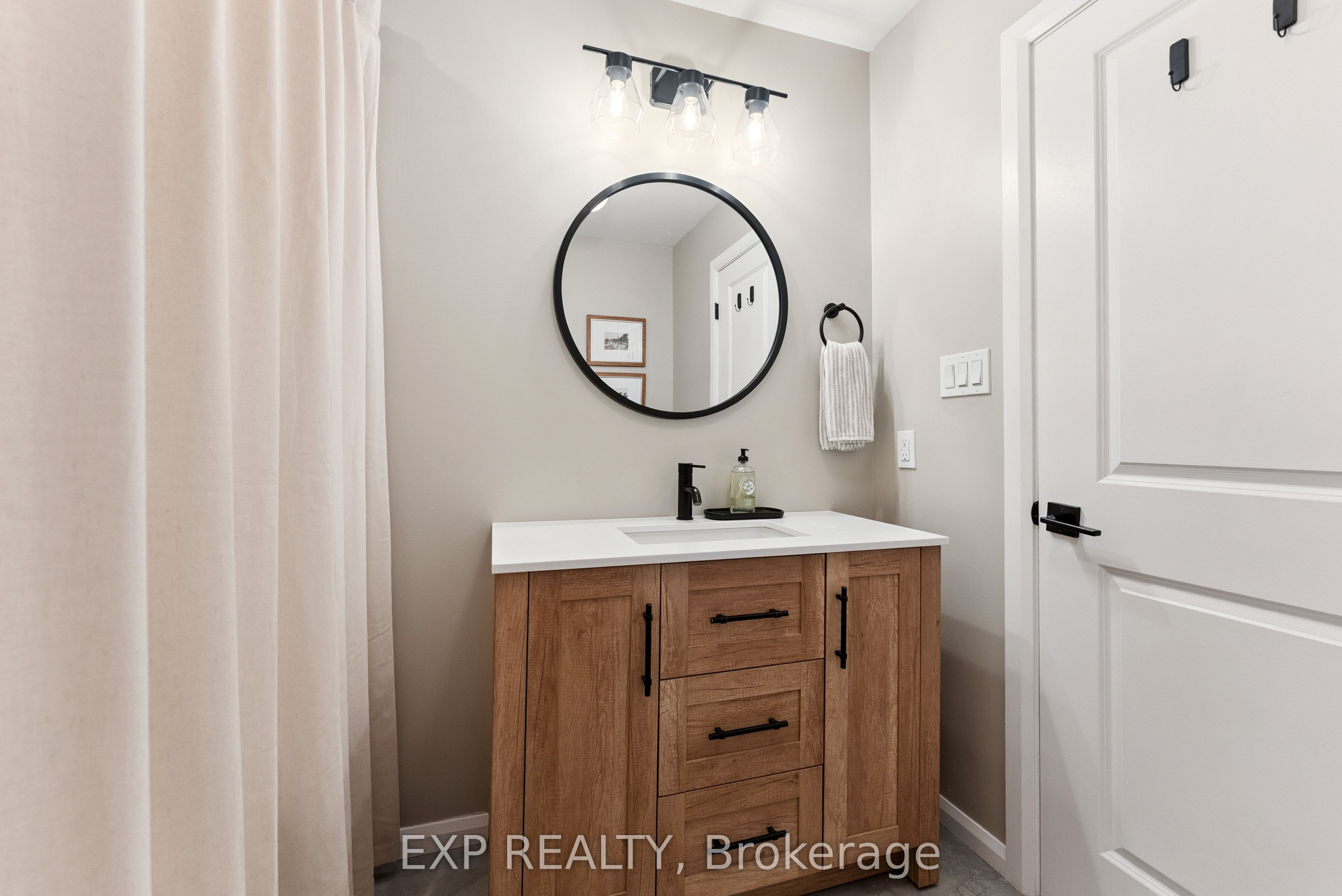 203 Simcoe Street Property Photo 20