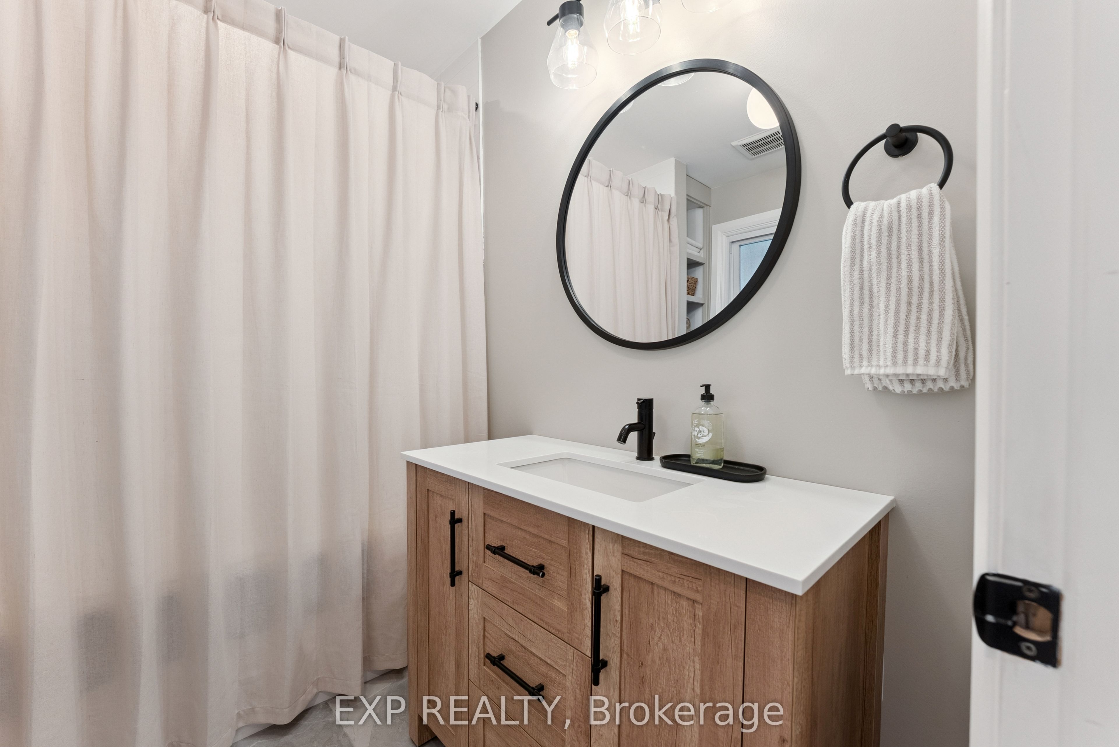203 Simcoe Street Property Photo 21