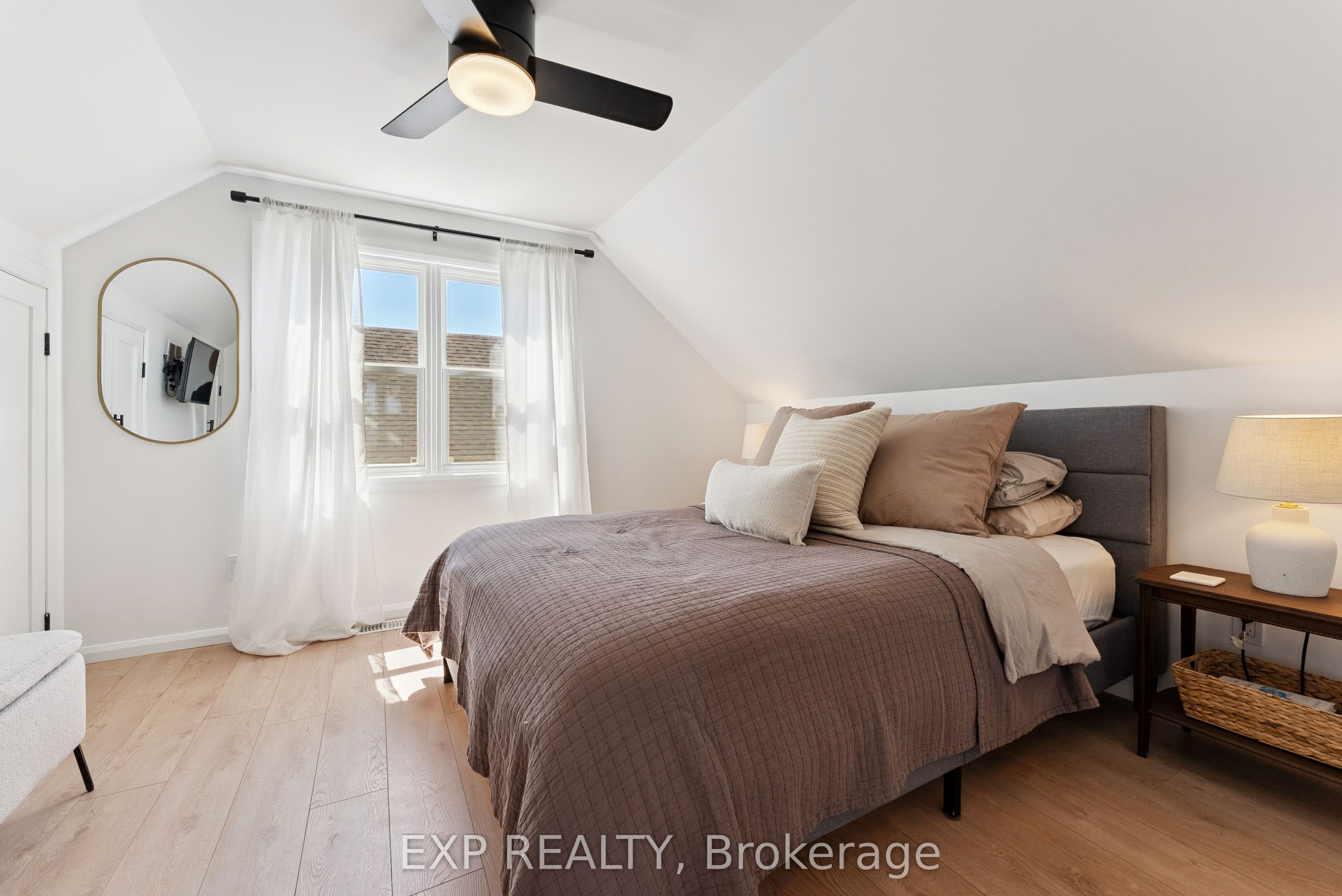 203 Simcoe Street Property Photo 24