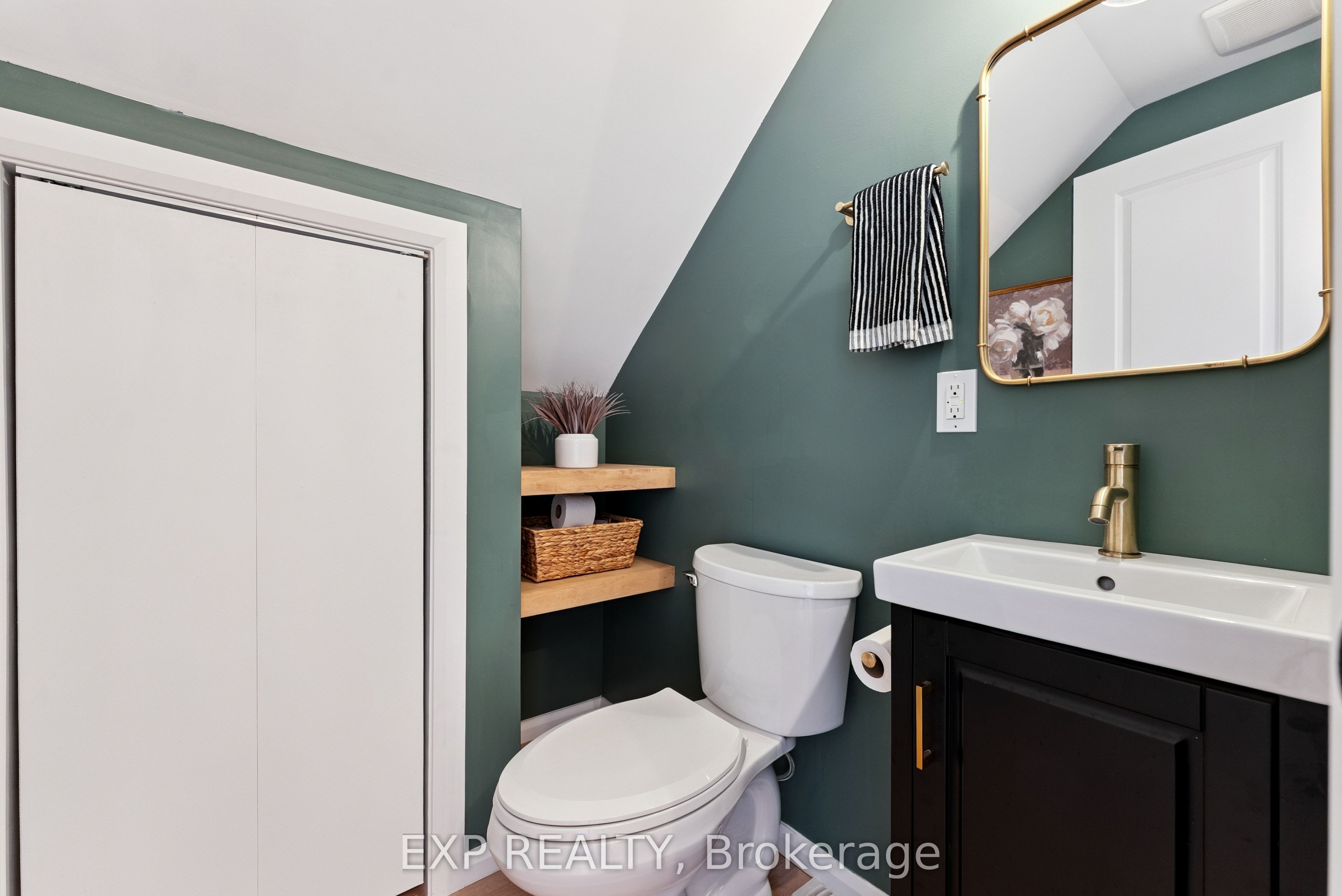 203 Simcoe Street Property Photo 28
