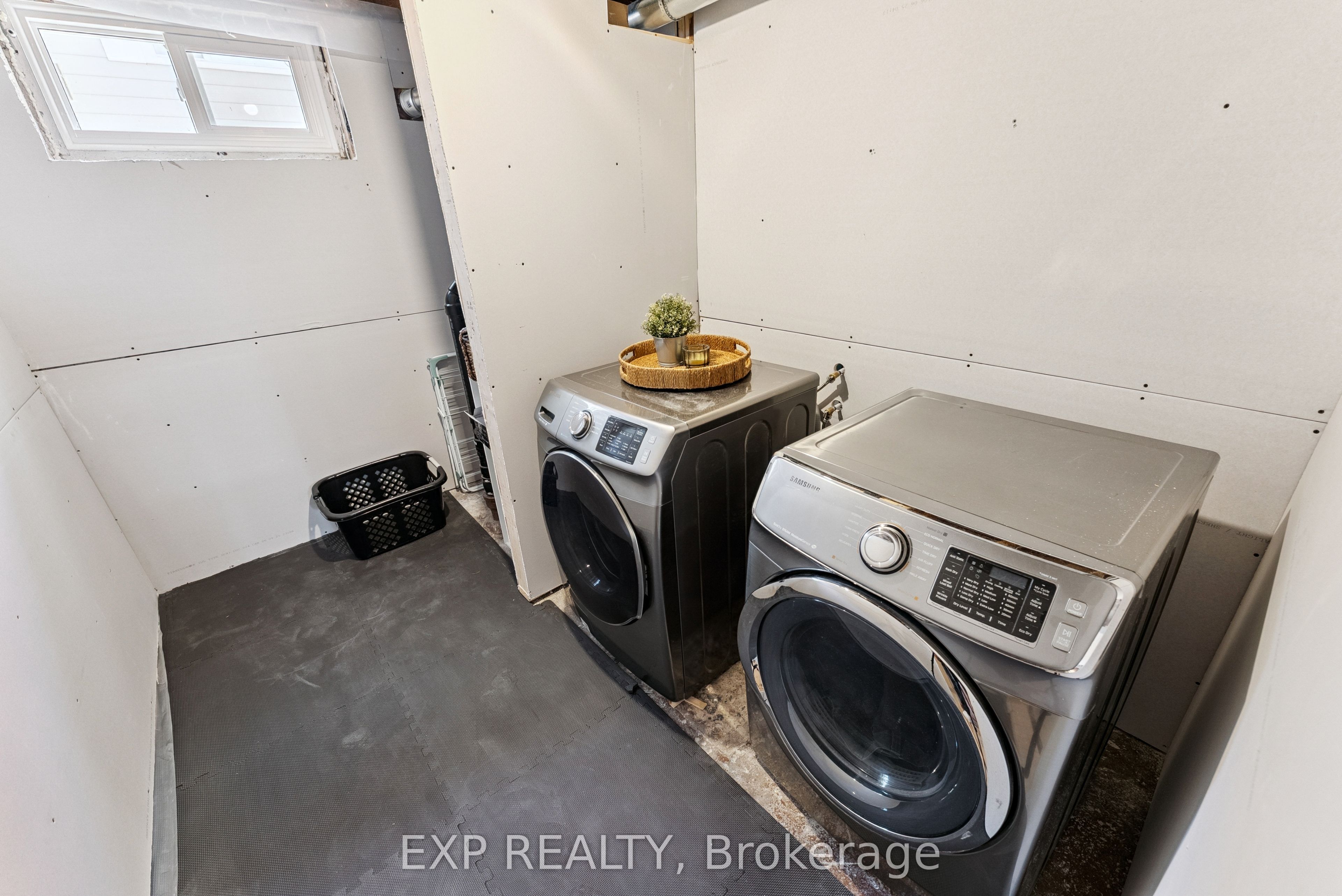 203 Simcoe Street Property Photo 31