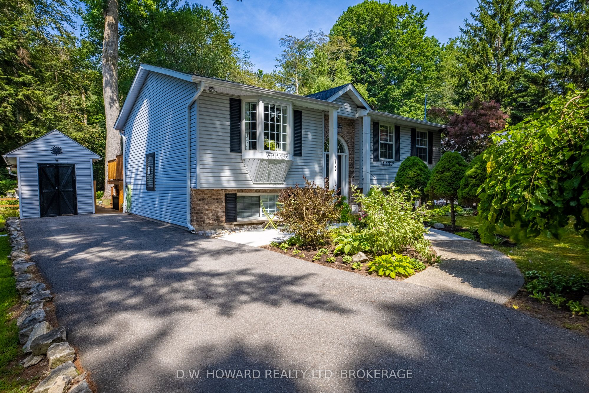 209 Maple Leaf Avenue N Property Photo 1