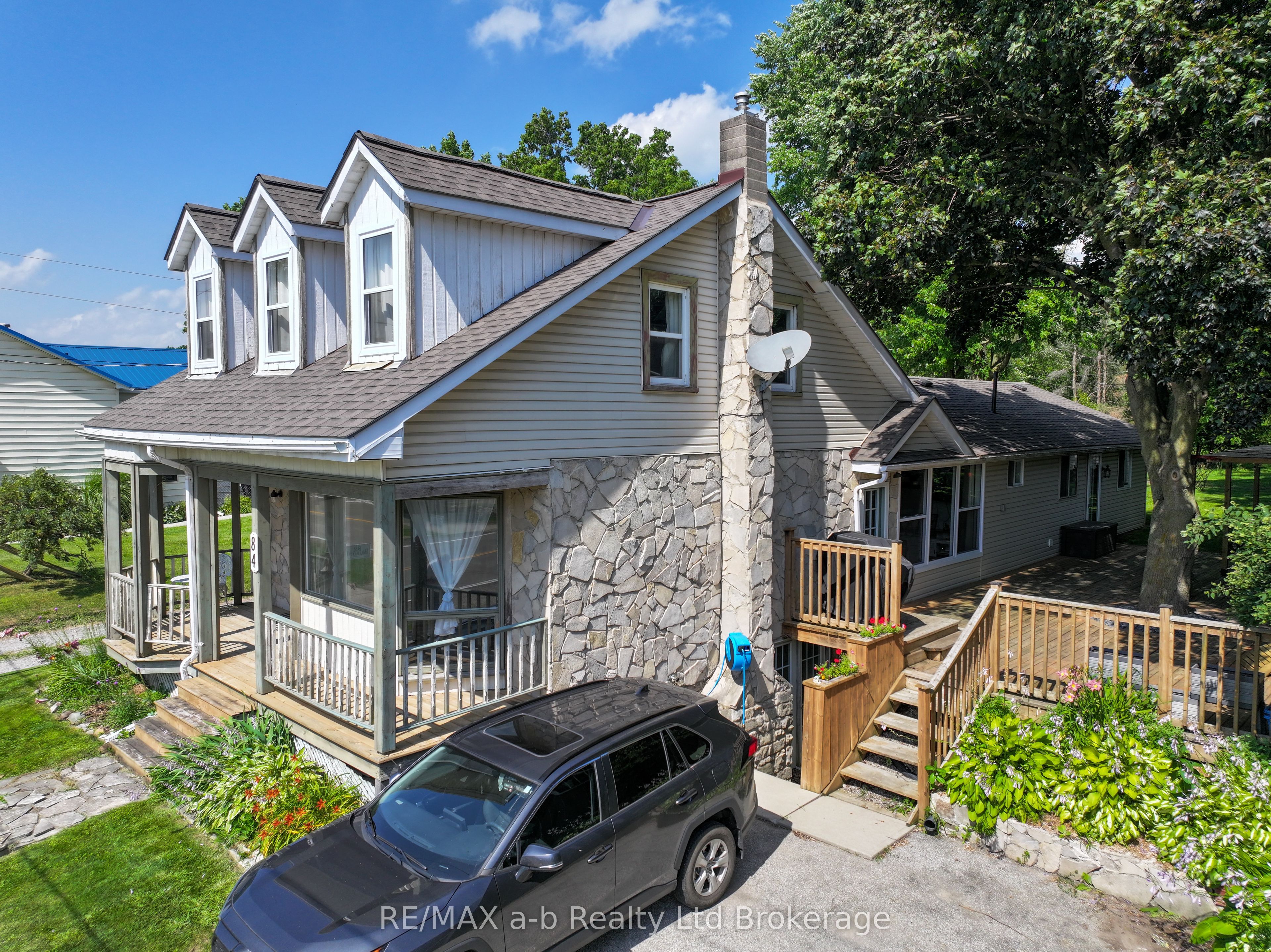 84 Baird Street S Property Photo 1